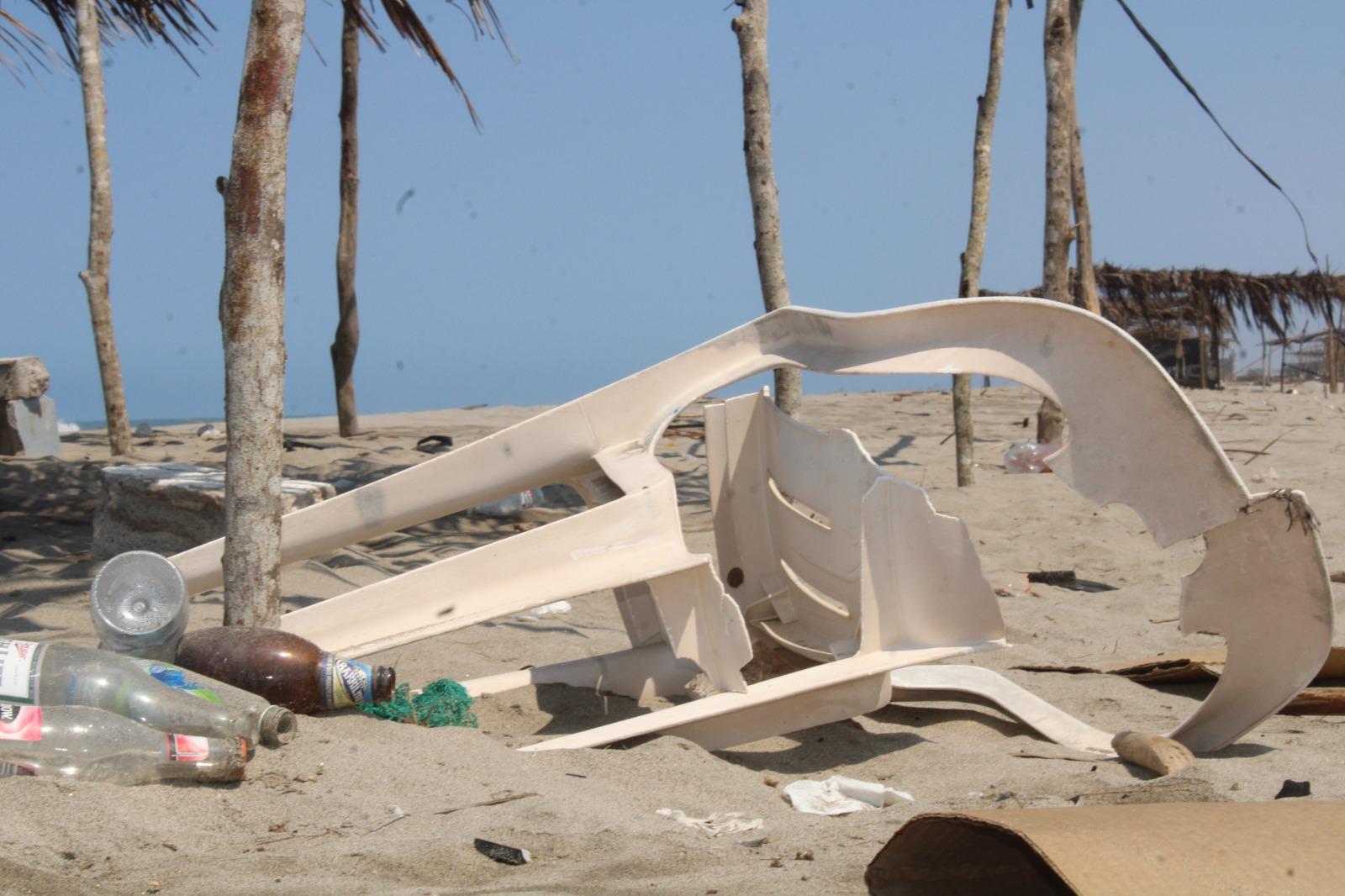 $!Playas de Rosario se quedan con basura y desechos tras la Semana Santa