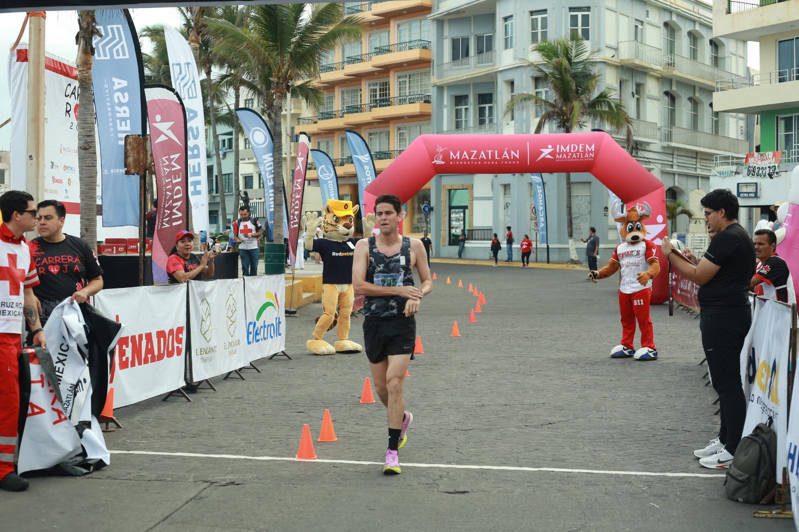 $!Jesús y Norma Labrador imponen su ley en la Carrera Roja 2026 en Mazatlán