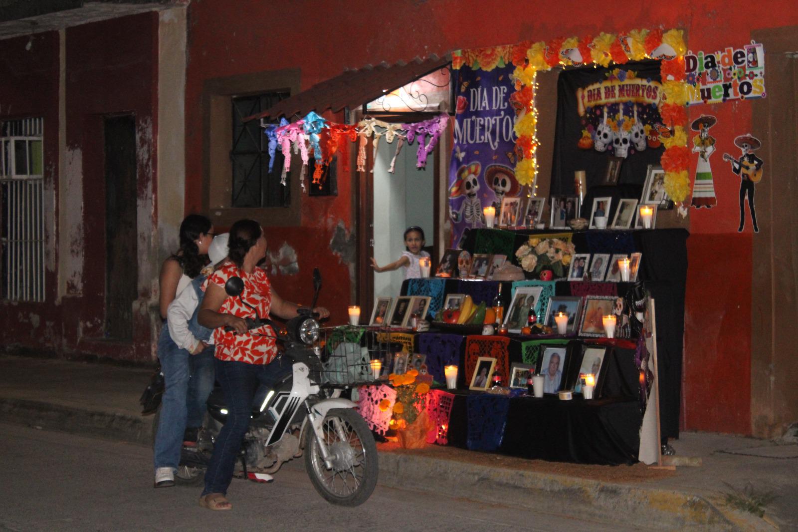 $!Familias de la calle Donato Guerra, en El Rosario, crean altar monumental para los vecinos fallecidos
