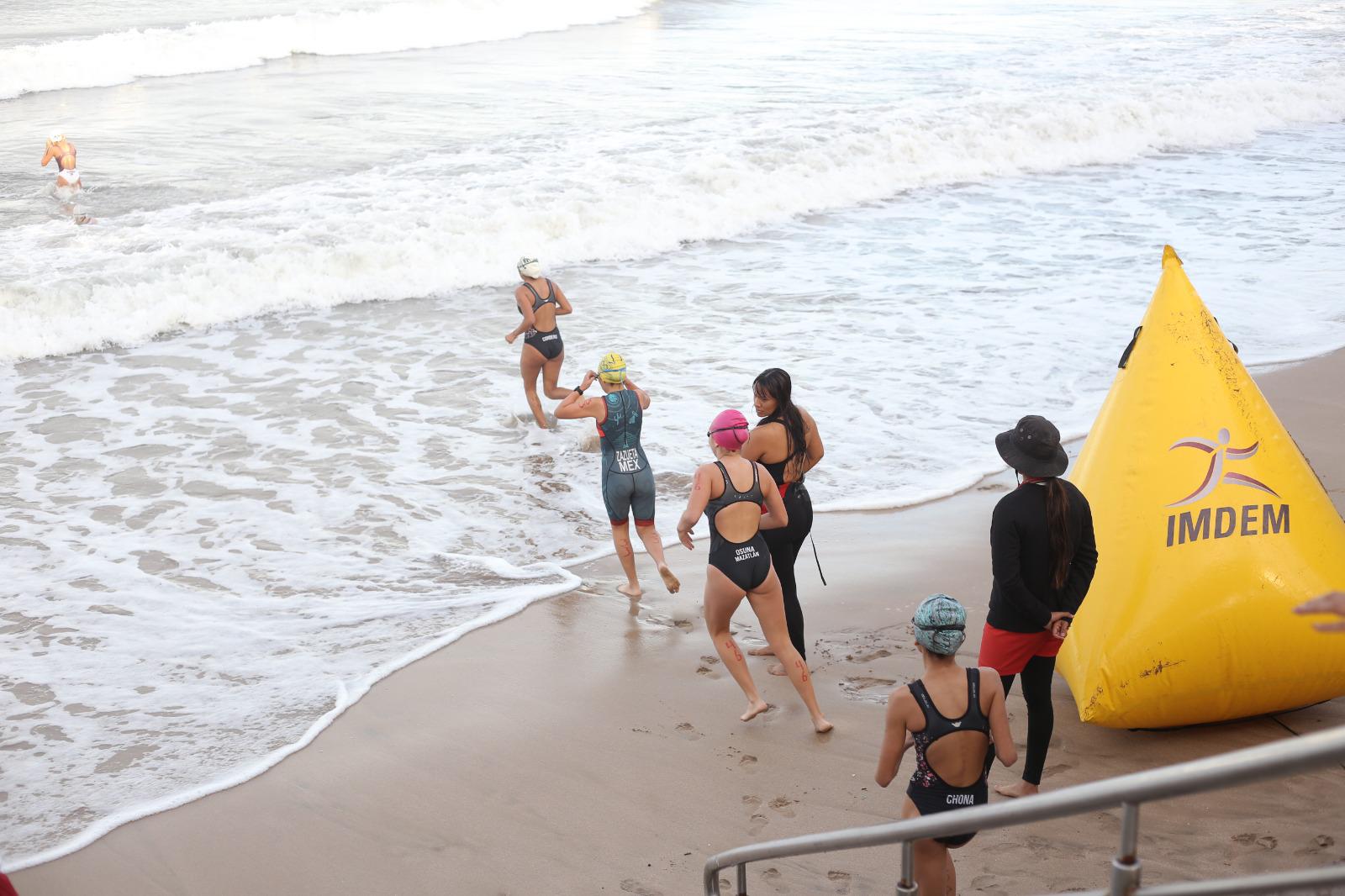 $!‘Perrón’ Zazueta y Daira Mercado protagonizan Selectivo de Acuatlón en Mazatlán