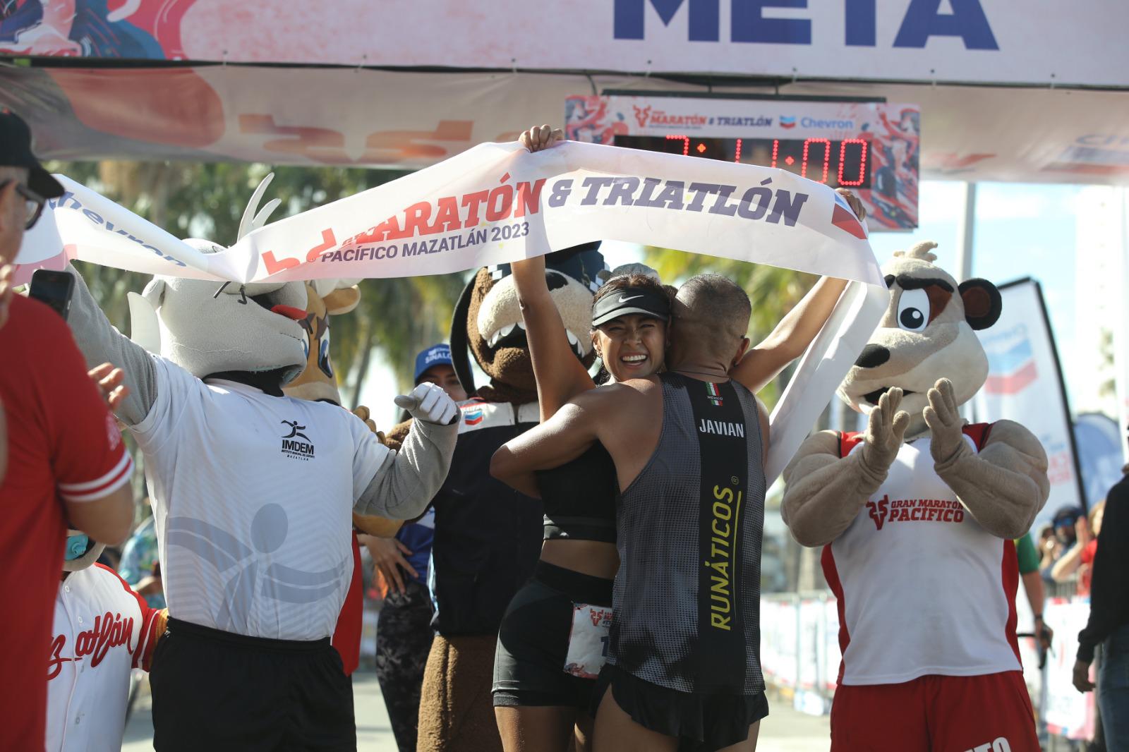 $!Navolatense Iliana Yee se saca la espina y gana el Maratón Pacífico