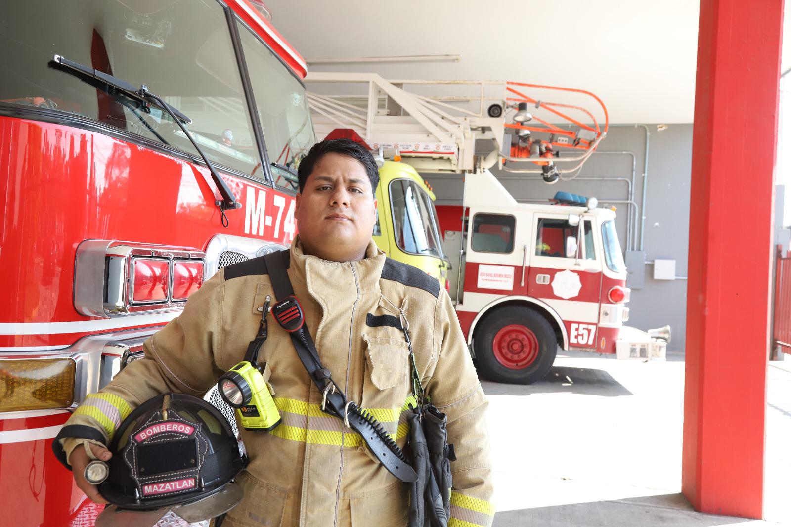 $!Entre sirenas y esperanza, Bomberos de Mazatlán cambian el festejo por el servicio de guardia en Nochebuena