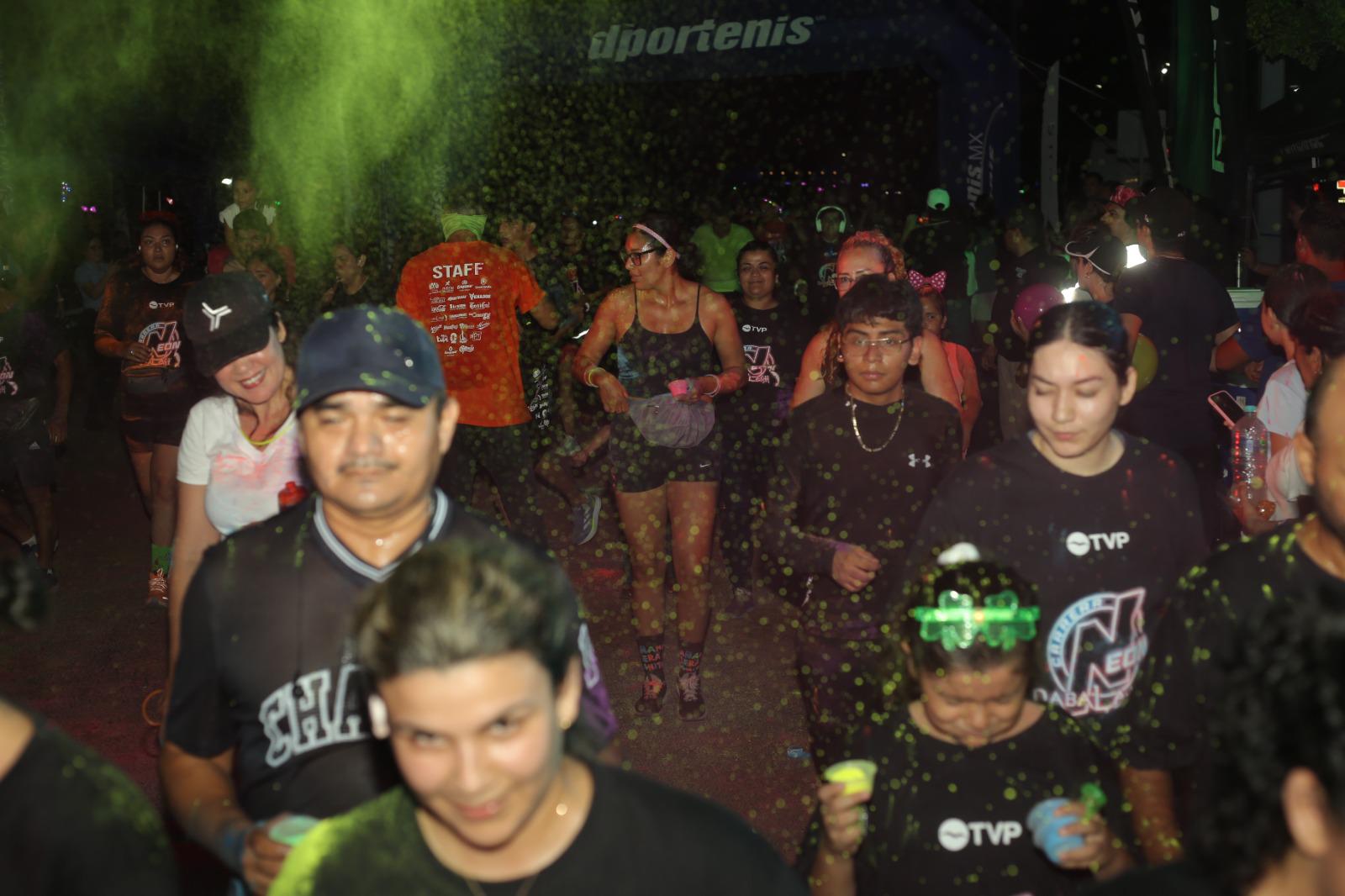 $!Mazatlecos y turistas disfrutan de fiesta de color en Carrera Neón TVP