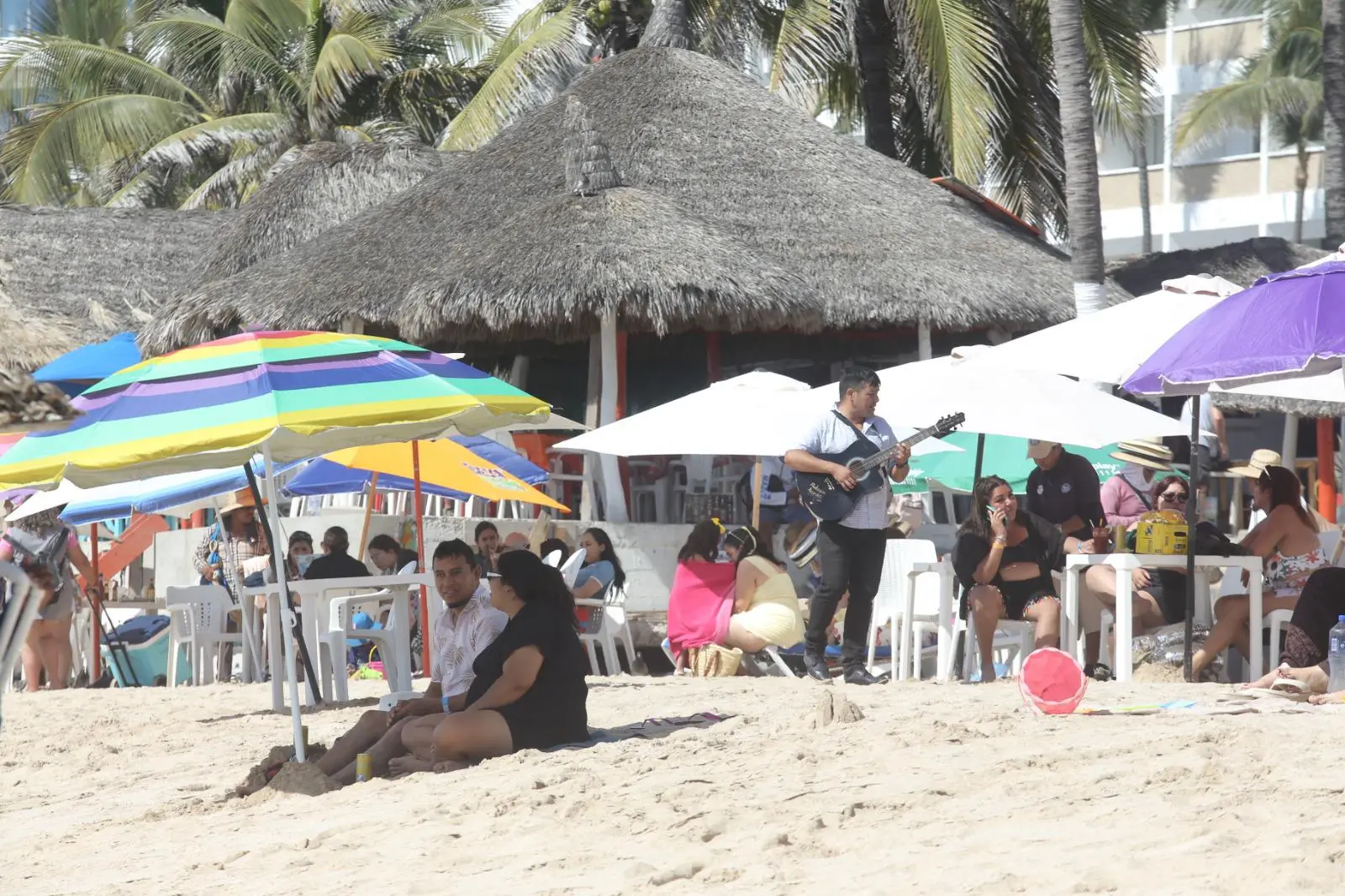 $!Disfrutan centenares de personas de playas y atractivos de Mazatlán en este fin de semana largo