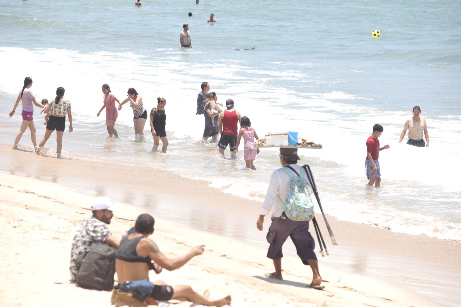 $!Se refrescan en las playas y balnearios de Mazatlán durante el último domingo de julio