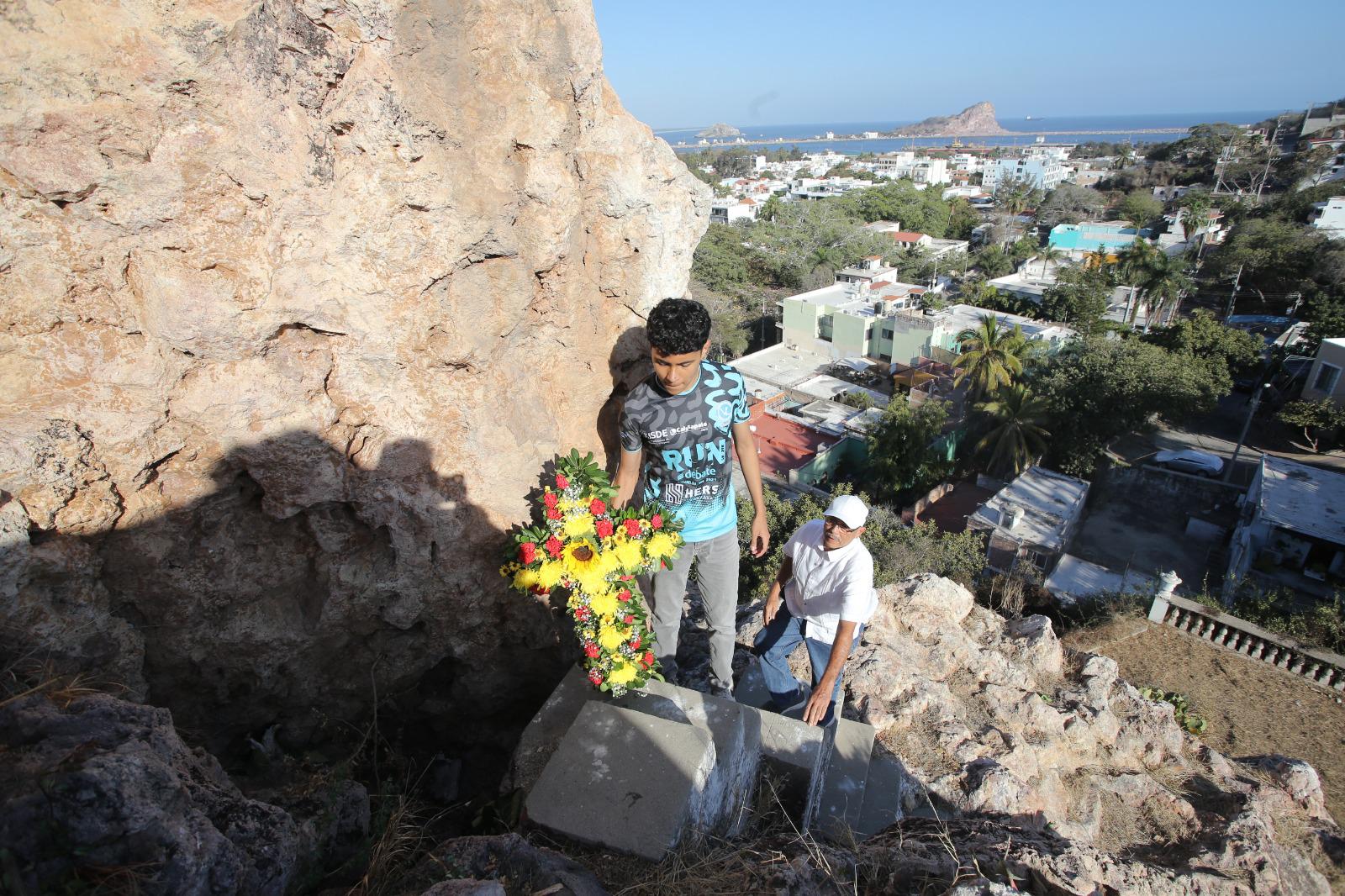 $!Colocan vecinos ofrenda floral en el Cerro de la Cruz
