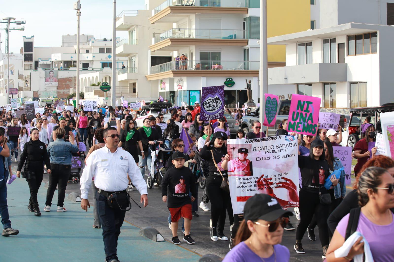 $!Mujeres toman el paseo costero de Mazatlán para exigir alto a la violencia