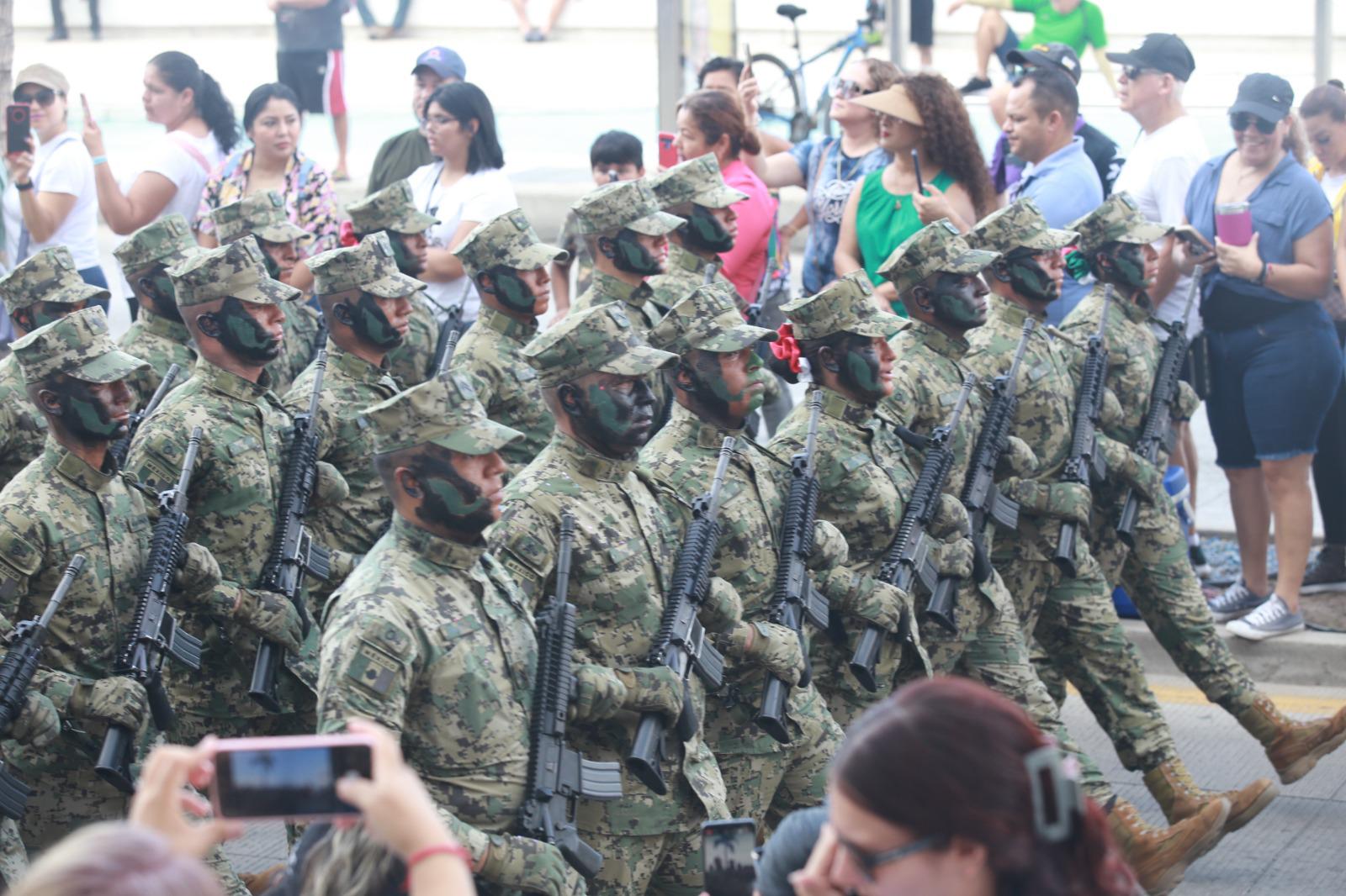 $!Desfilan en Mazatlán por el 213 aniversario de la Independencia de México