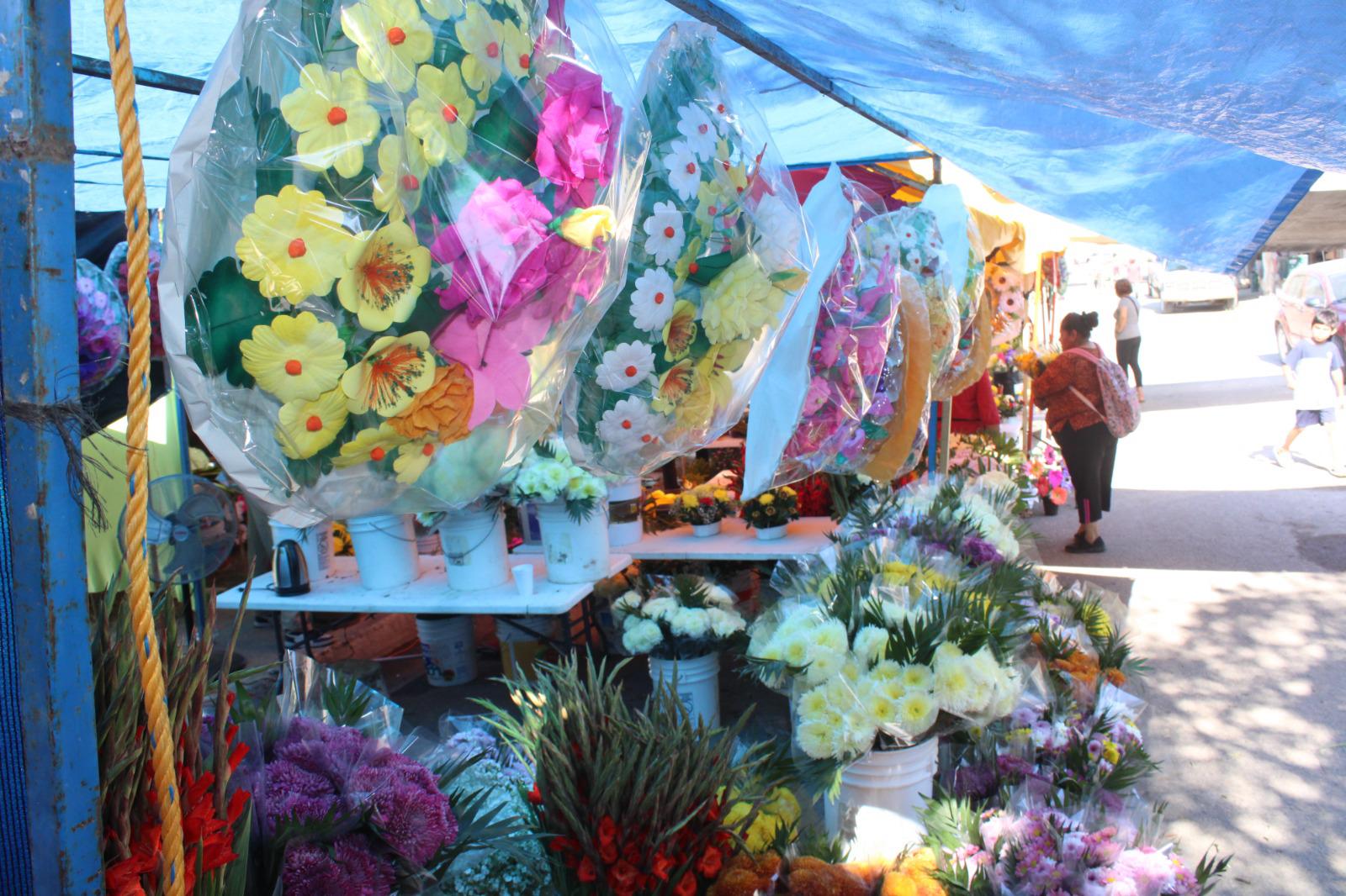 $!Piden menos flores ante el temor que no haya negocio en panteones de Rosario