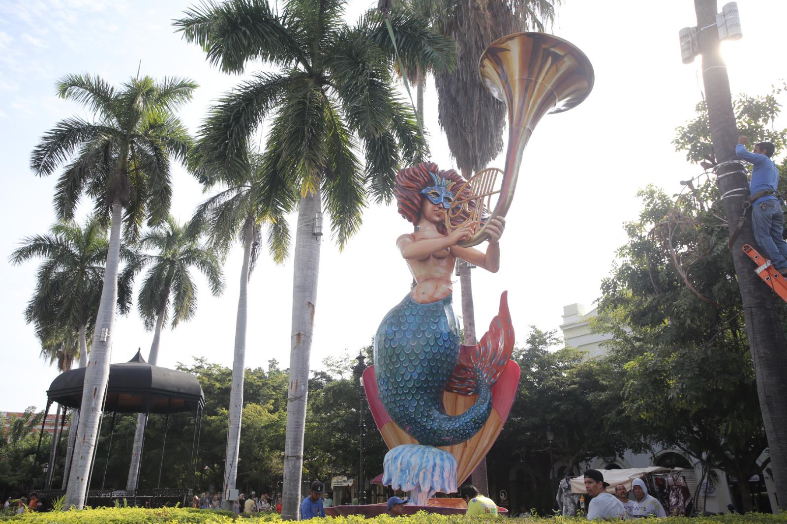 $!Inicia instalación de primeros monigotes del Carnaval de Mazatlán 2026