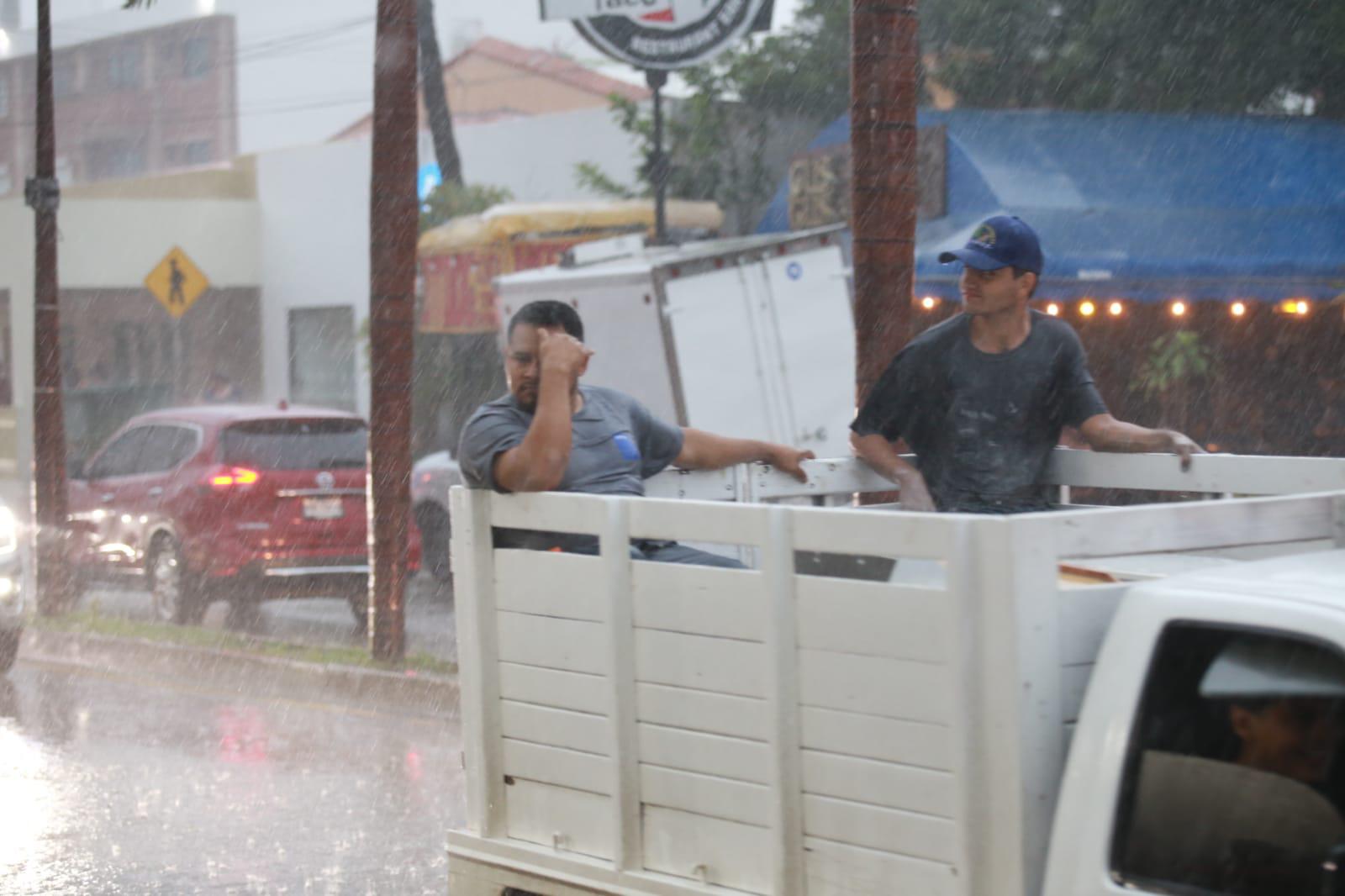 $!Azota fuerte viento y lluvia a Mazatlán