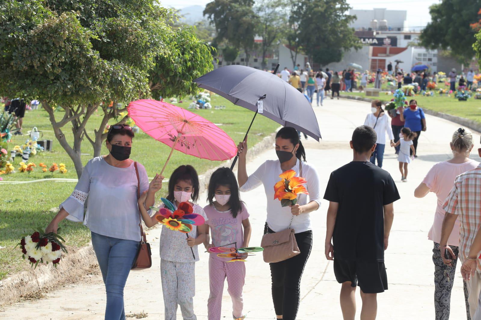 $!Acuden centenares de personas a panteones de Mazatlán por celebración del Día del Padre