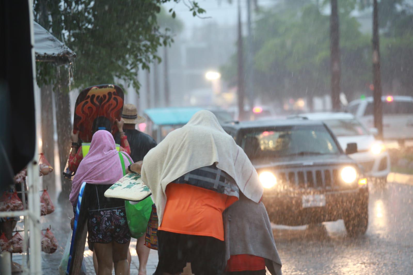 $!Azota fuerte viento y lluvia a Mazatlán