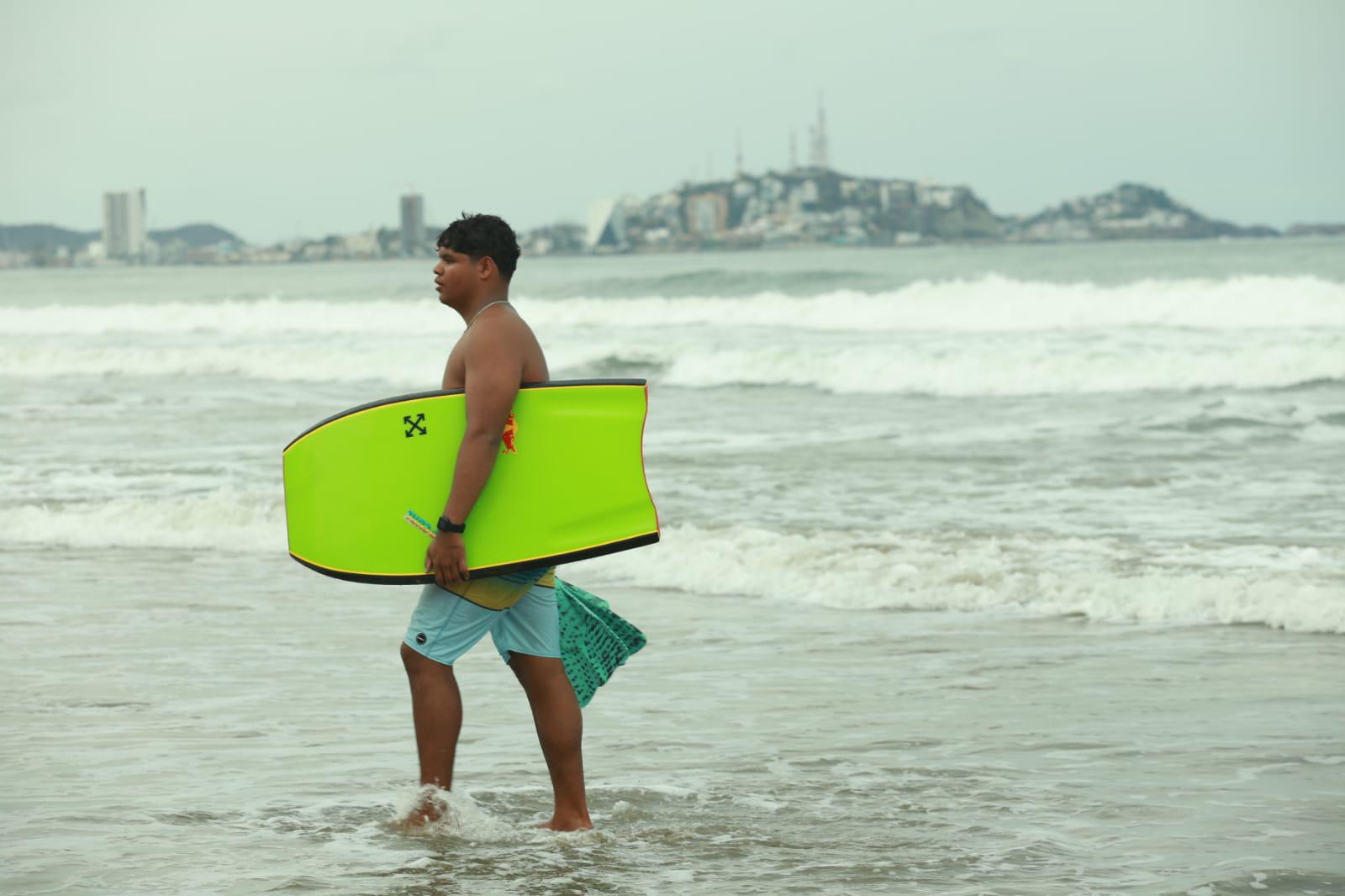$!Cierran playas y puerto en Mazatlán pero bañistas siguen en el mar