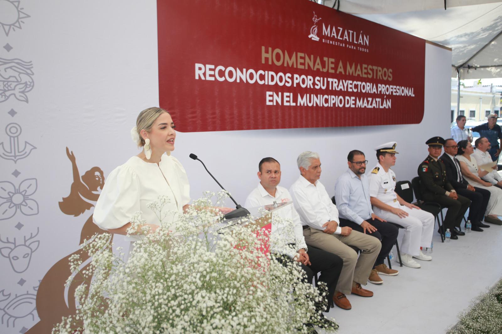 $!Mazatlán honra legado de tres docentes en el Monumento al Maestro