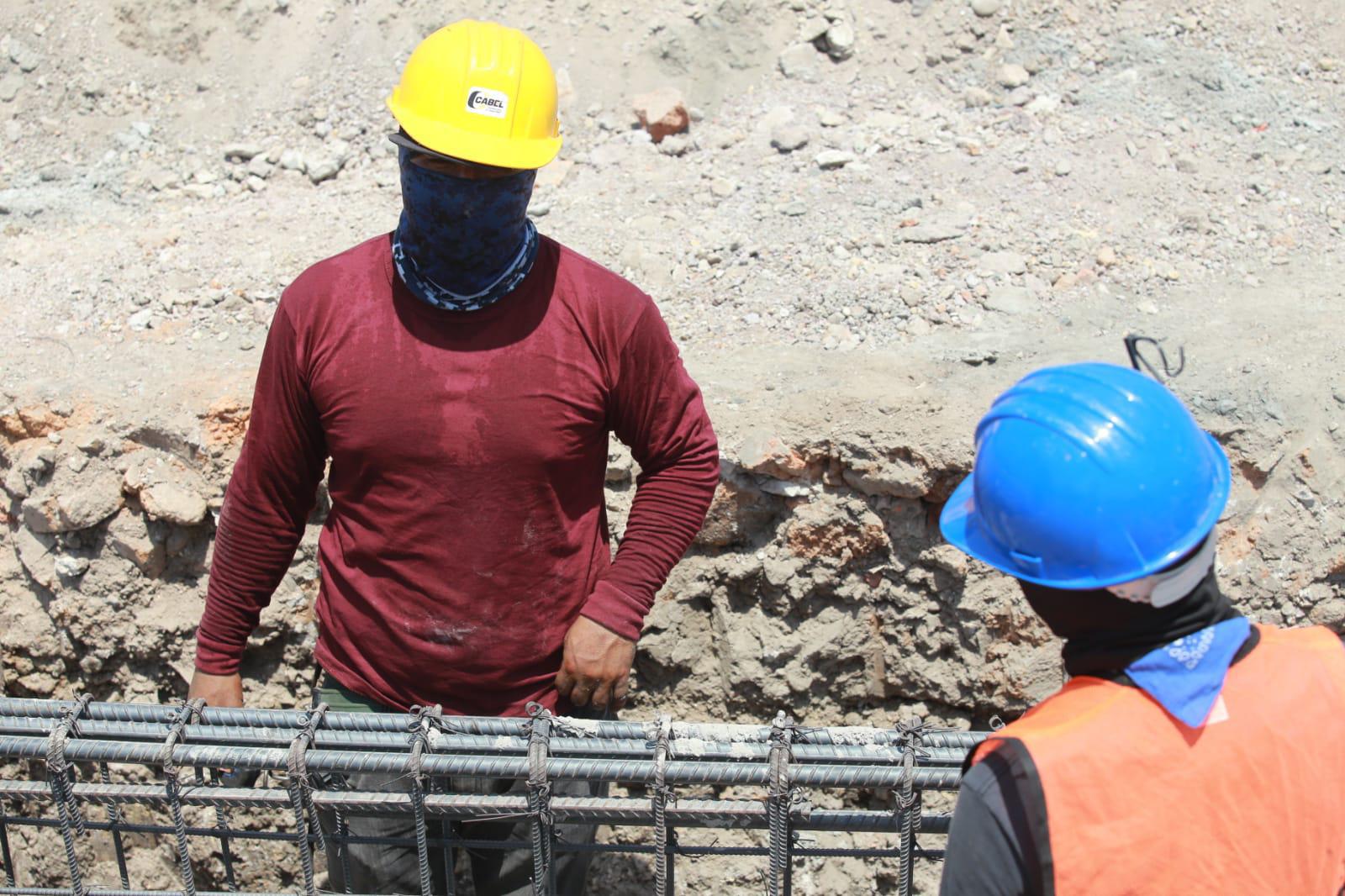 $!Trabajan en la construcción pese a altas temperaturas en Mazatlán