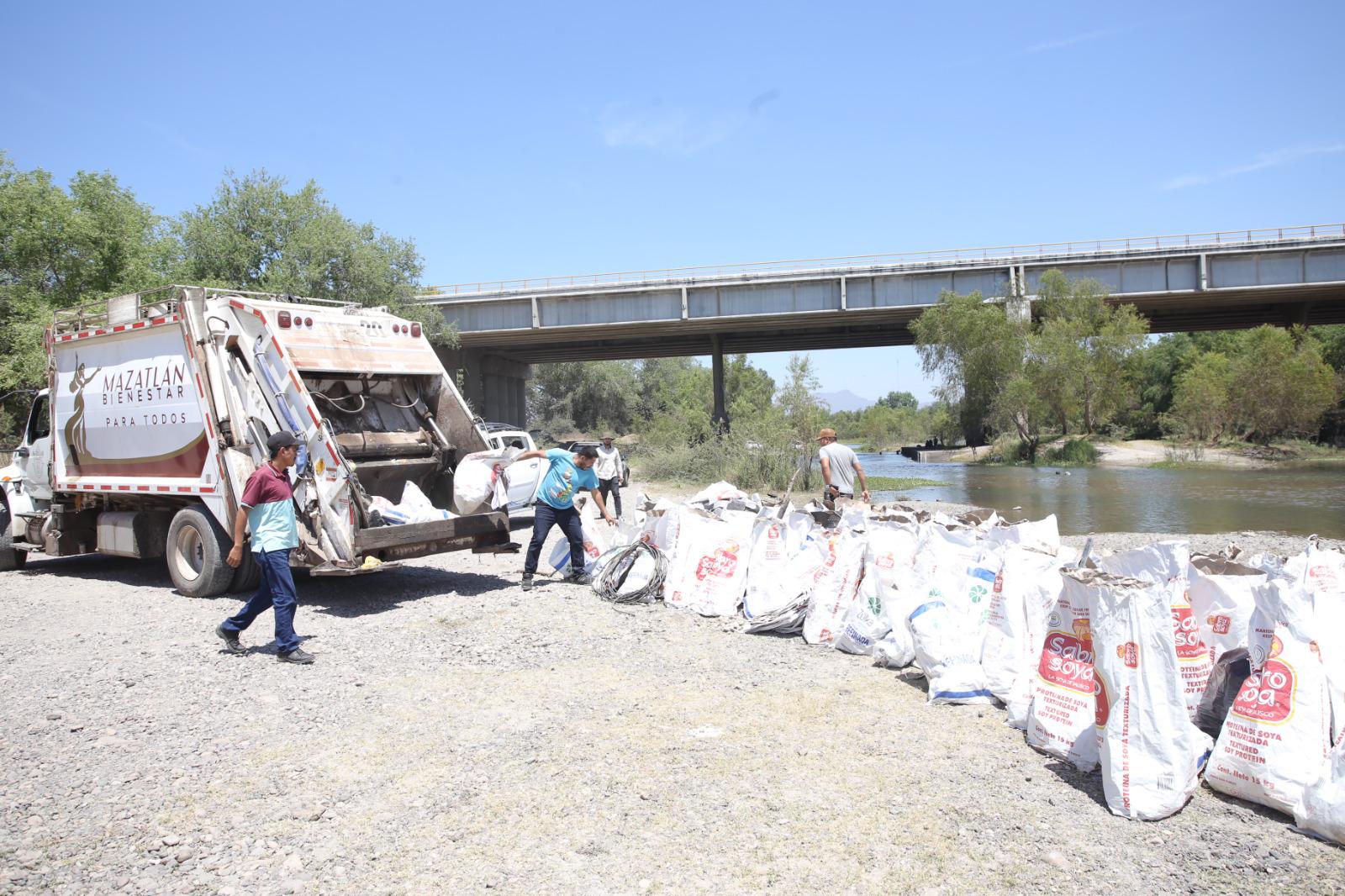 $!Recogen hasta 820 kilos de basura en jornada de limpieza en el río Presidio de Villa Unión