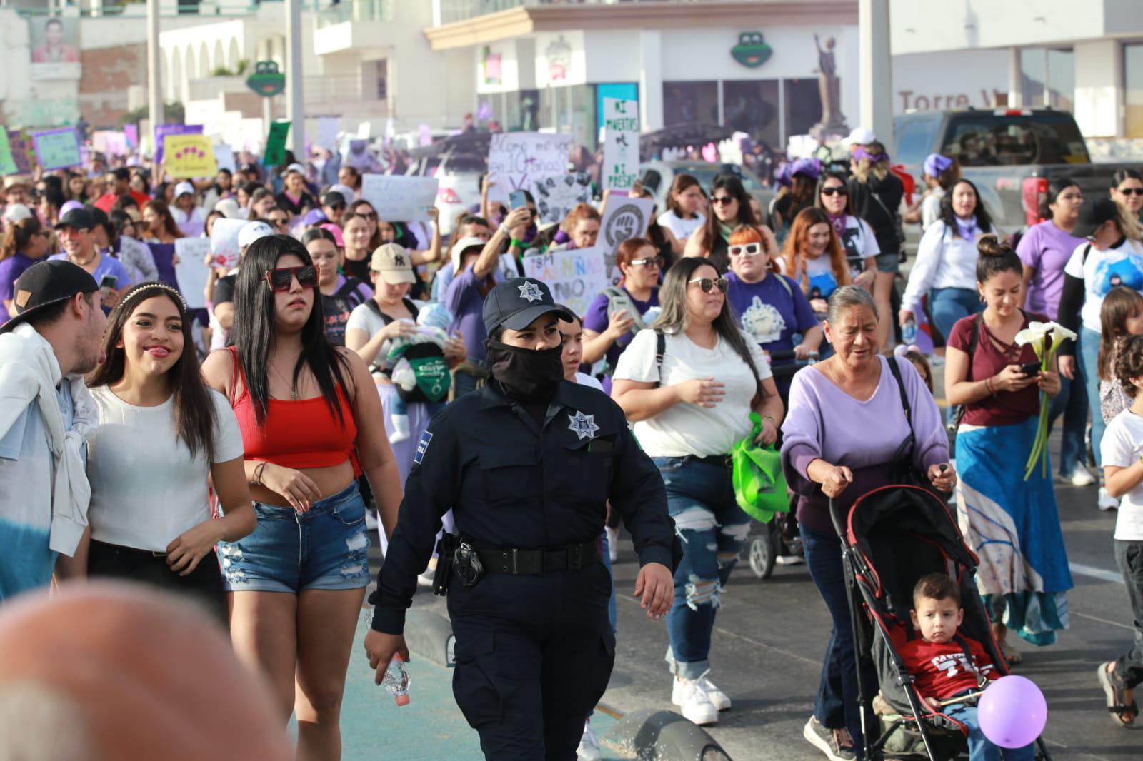 $!Mujeres toman el paseo costero de Mazatlán para exigir alto a la violencia
