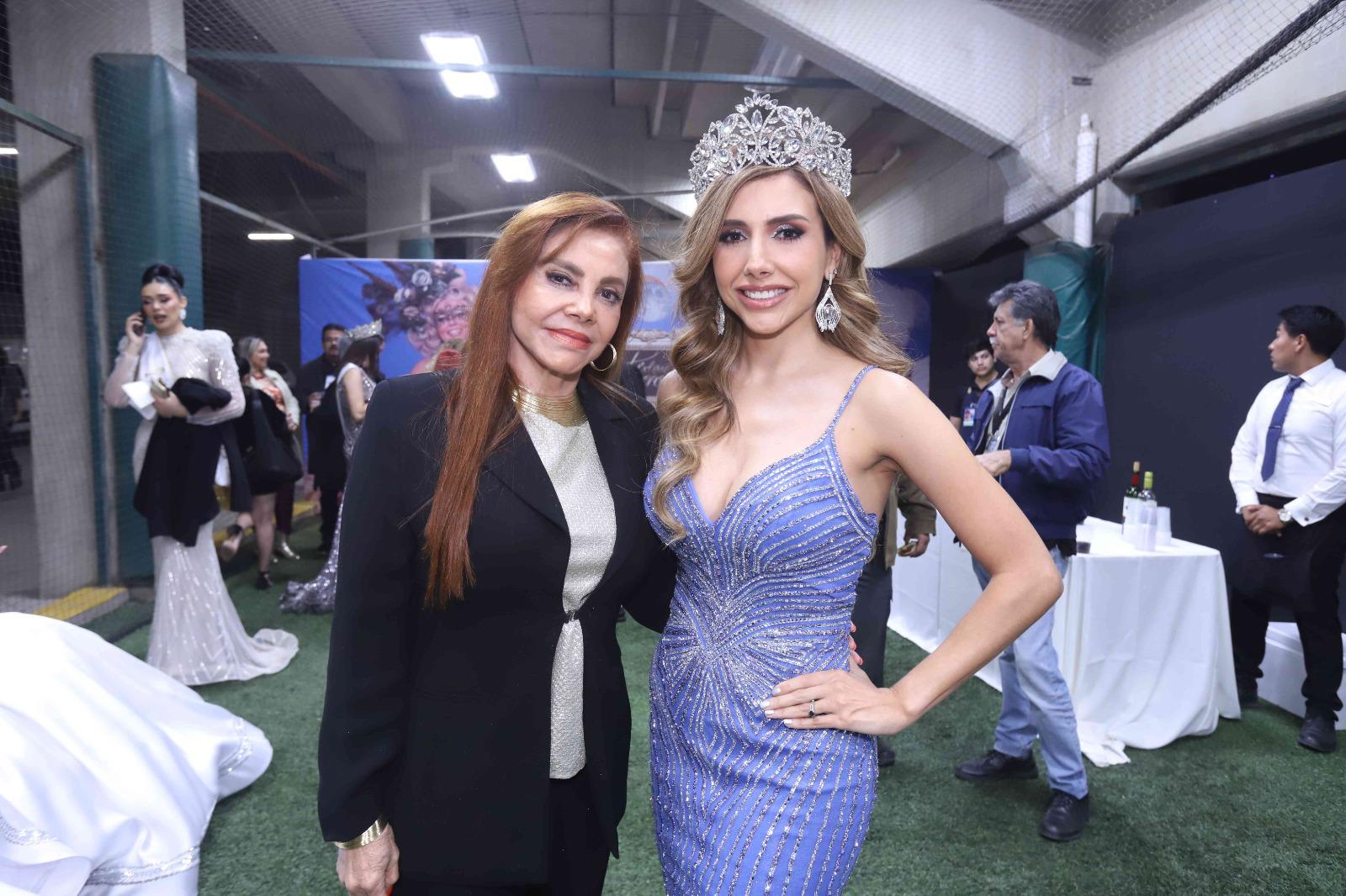 $!Mary Trewatha con su hija Miriam Trewartha, Reina Infantil de 1996, que en esta edición fue invitada a festejar sus 28 años de reinado.