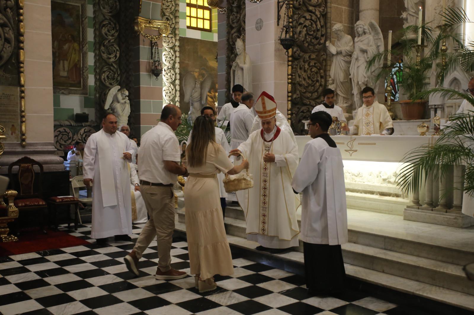 $!Renuevan sacerdotes de Mazatlán sus promesas de fe en la Misa Crismal