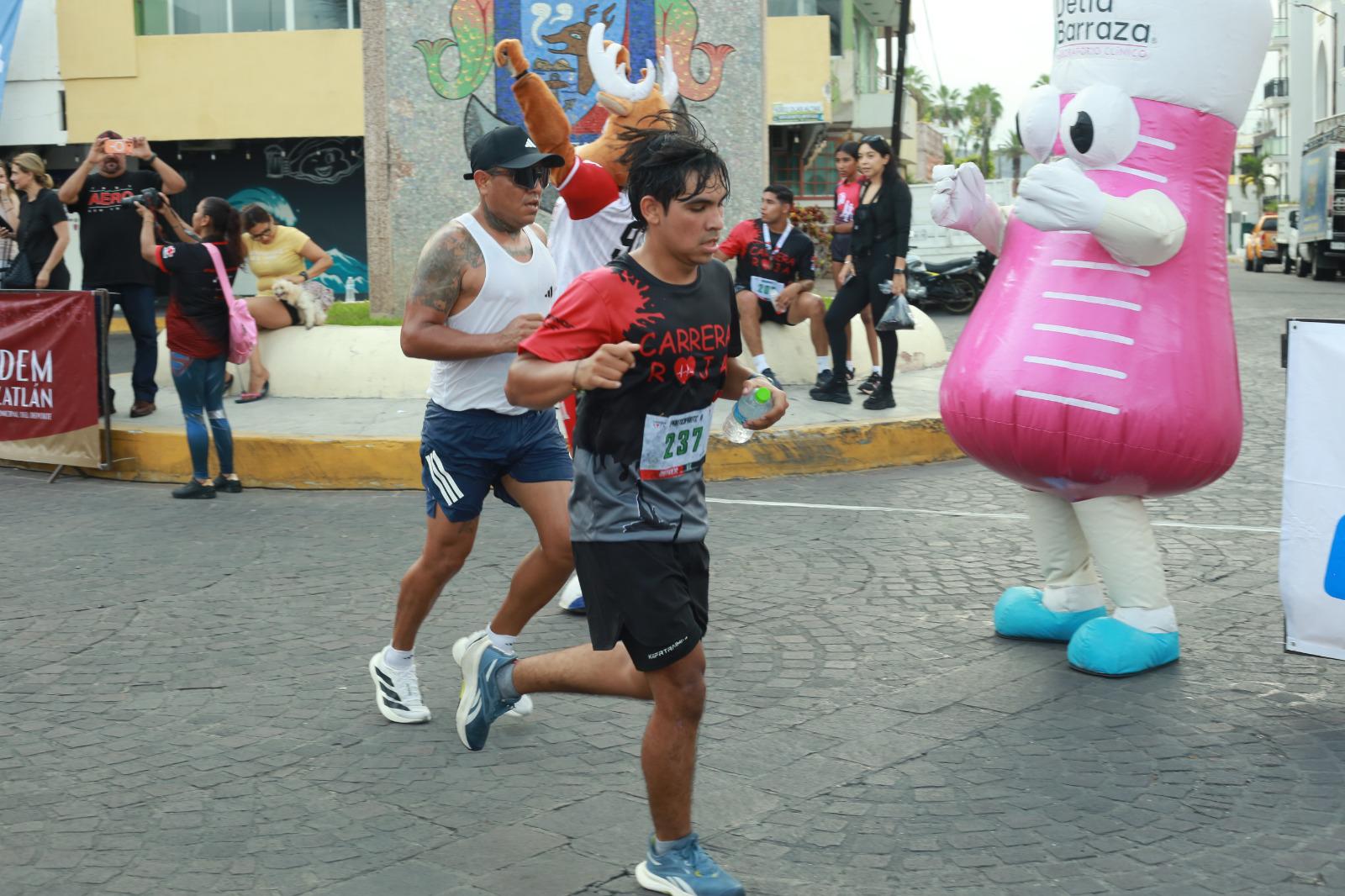 $!Jesús y Norma Labrador imponen su ley en la Carrera Roja 2026 en Mazatlán