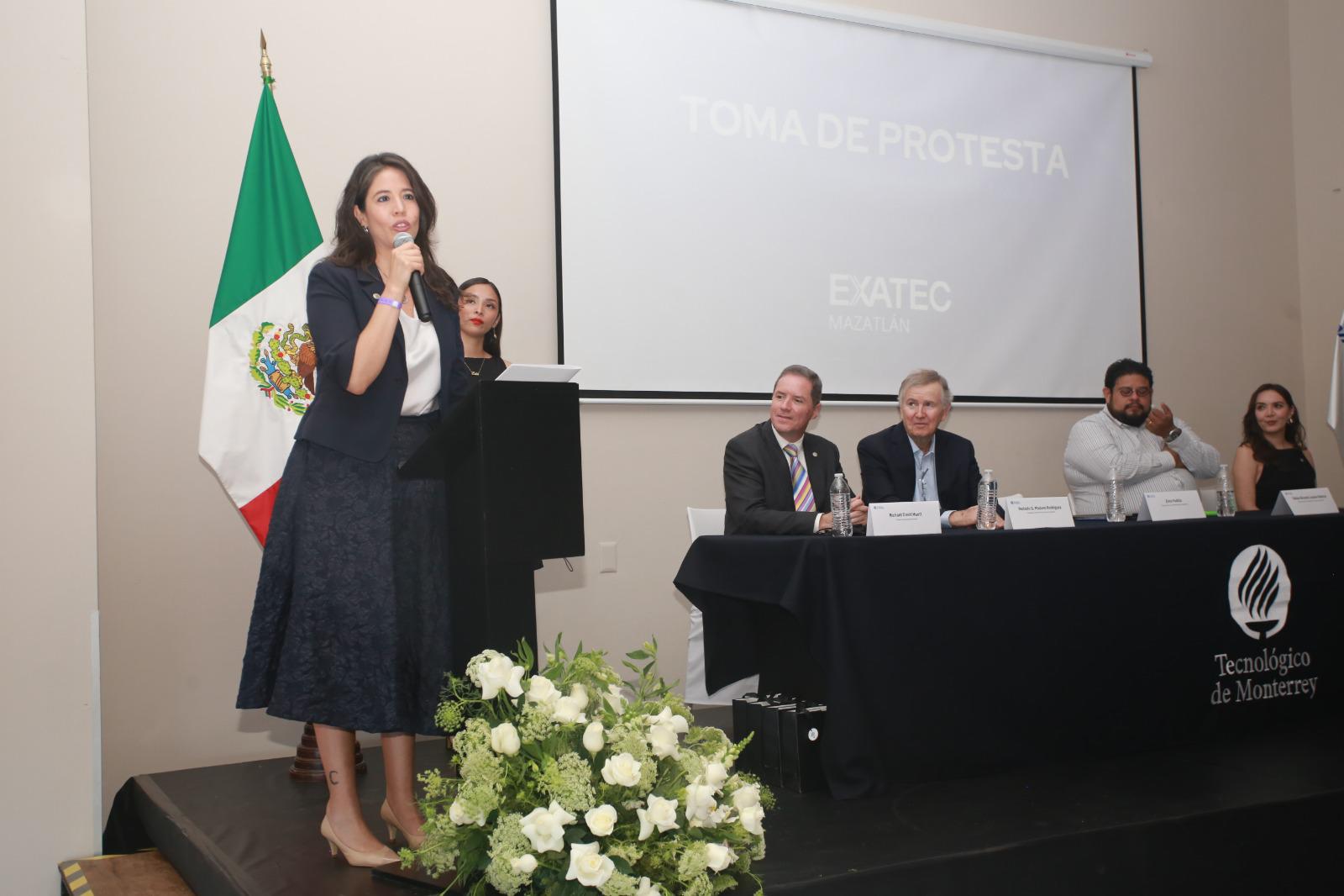 $!Zinia Padilla, directora nacional de Relaciones con Egresados del Tecnológico de Monterrey, tomó protesta a la nueva mesa directiva.