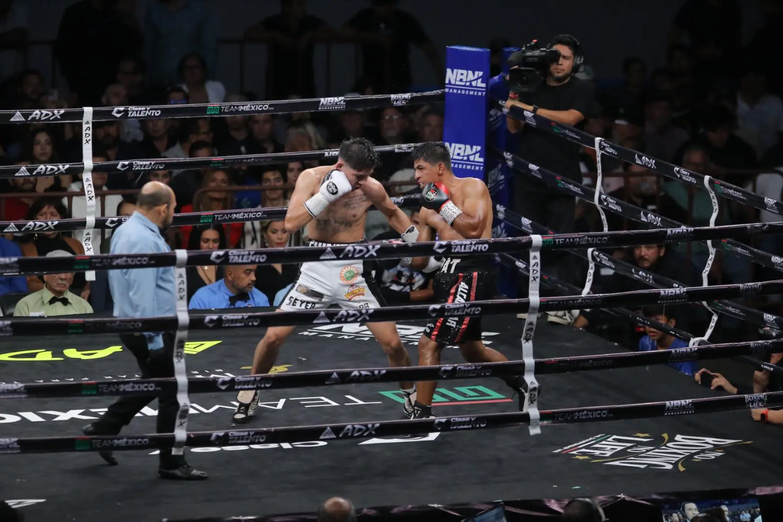 $!Aréchiga, Vega y Amaro brillan en la noche de boxeo del CUM en Mazatlán