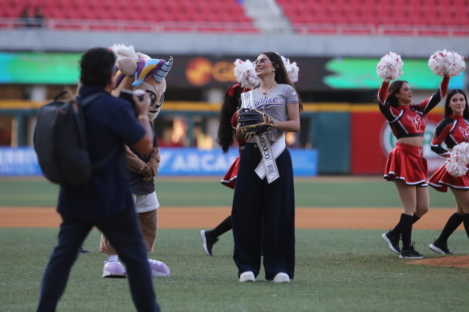 $!Miss Universe México 2026 realiza primer lanzamiento previo a juego dominical entre Venados y Charros en Mazatlán