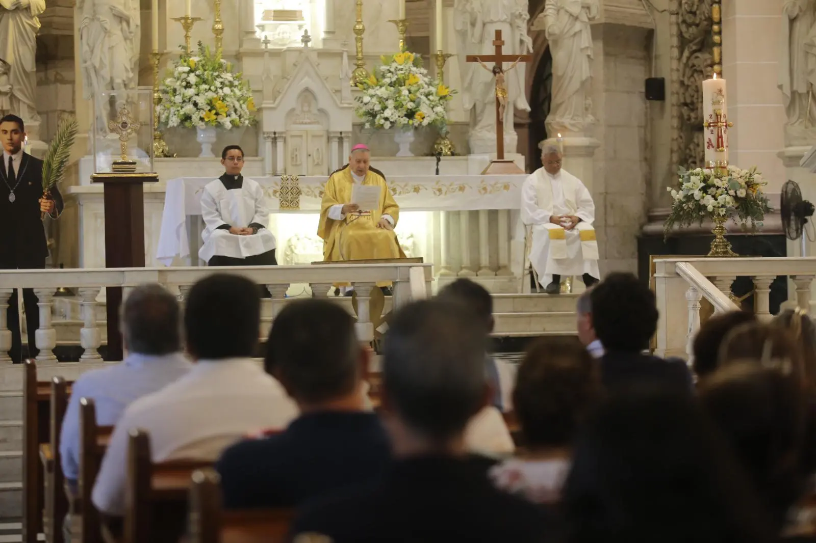 $!Obispo de Mazatlán pide orar por mineros atrapados en la mina Santa Fe