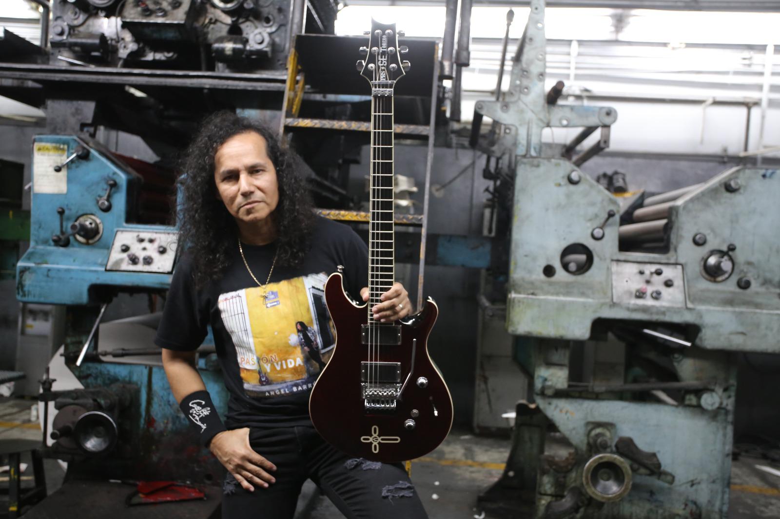 $!El guitarrista mazatleco posa con su guitarra, símbolo de más de 36 años de carrera musical y exploración del hard rock y géneros fusionados.