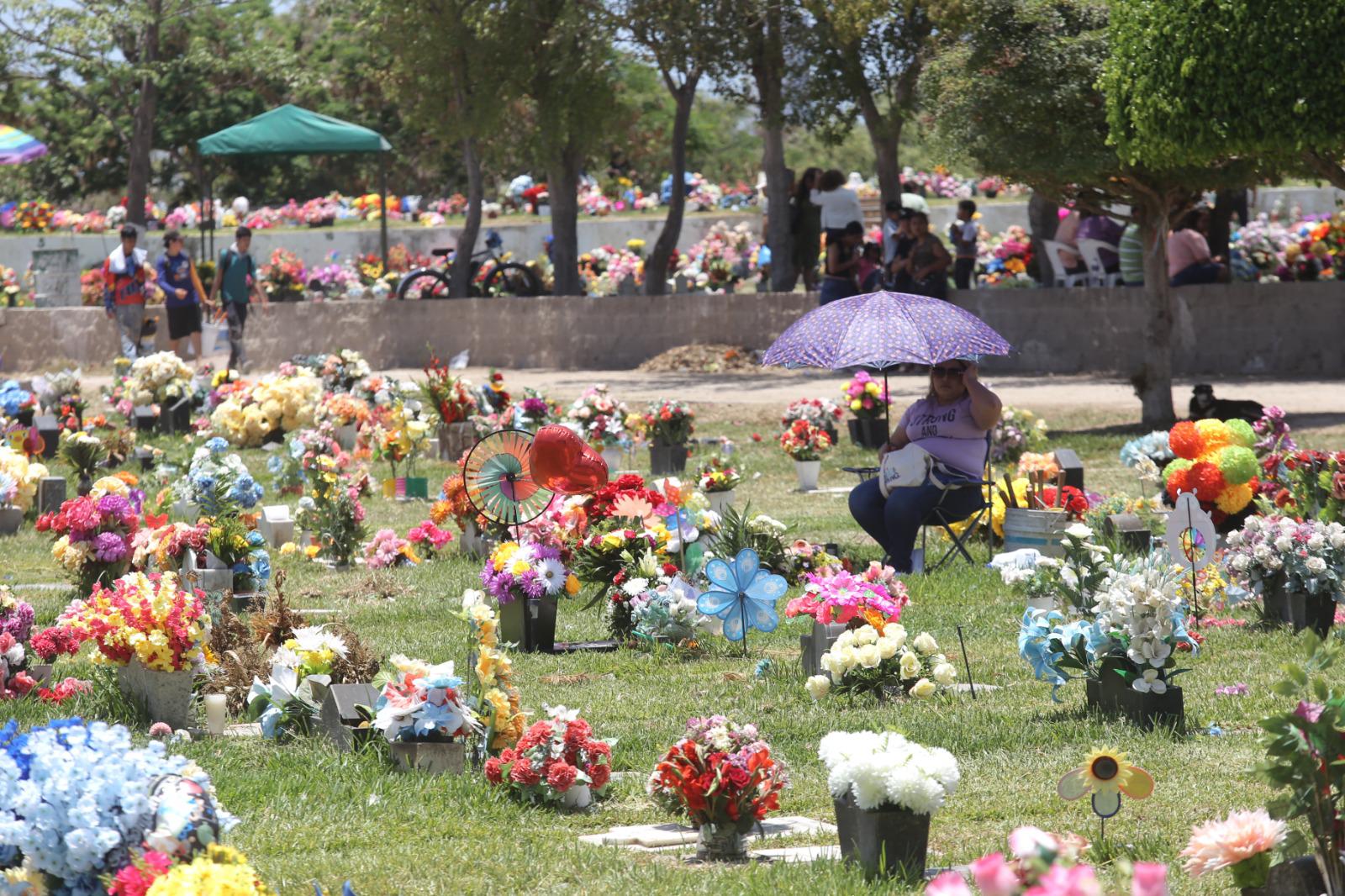 $!Mazatlecos se dan cita en panteones de la ciudad para festejar a las mamás del cielo