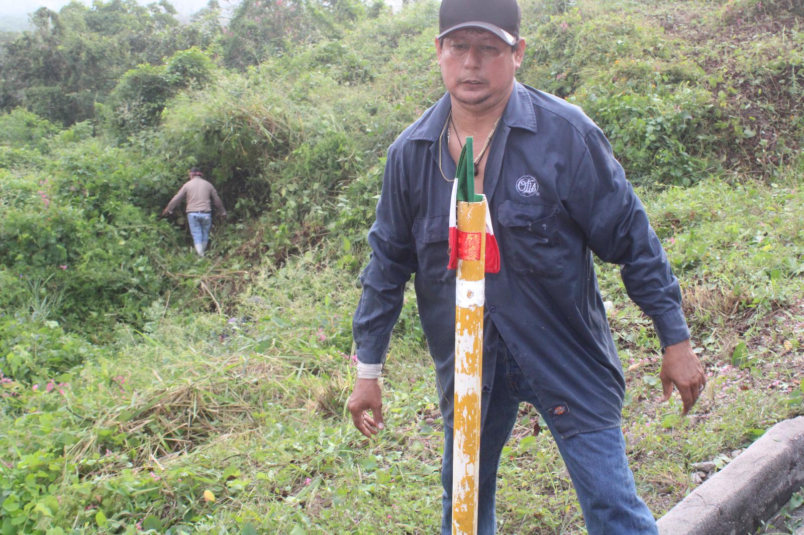 $!Vecinos de Cacalotán limpian carretera estatal desde hace 20 años para evitar accidentes