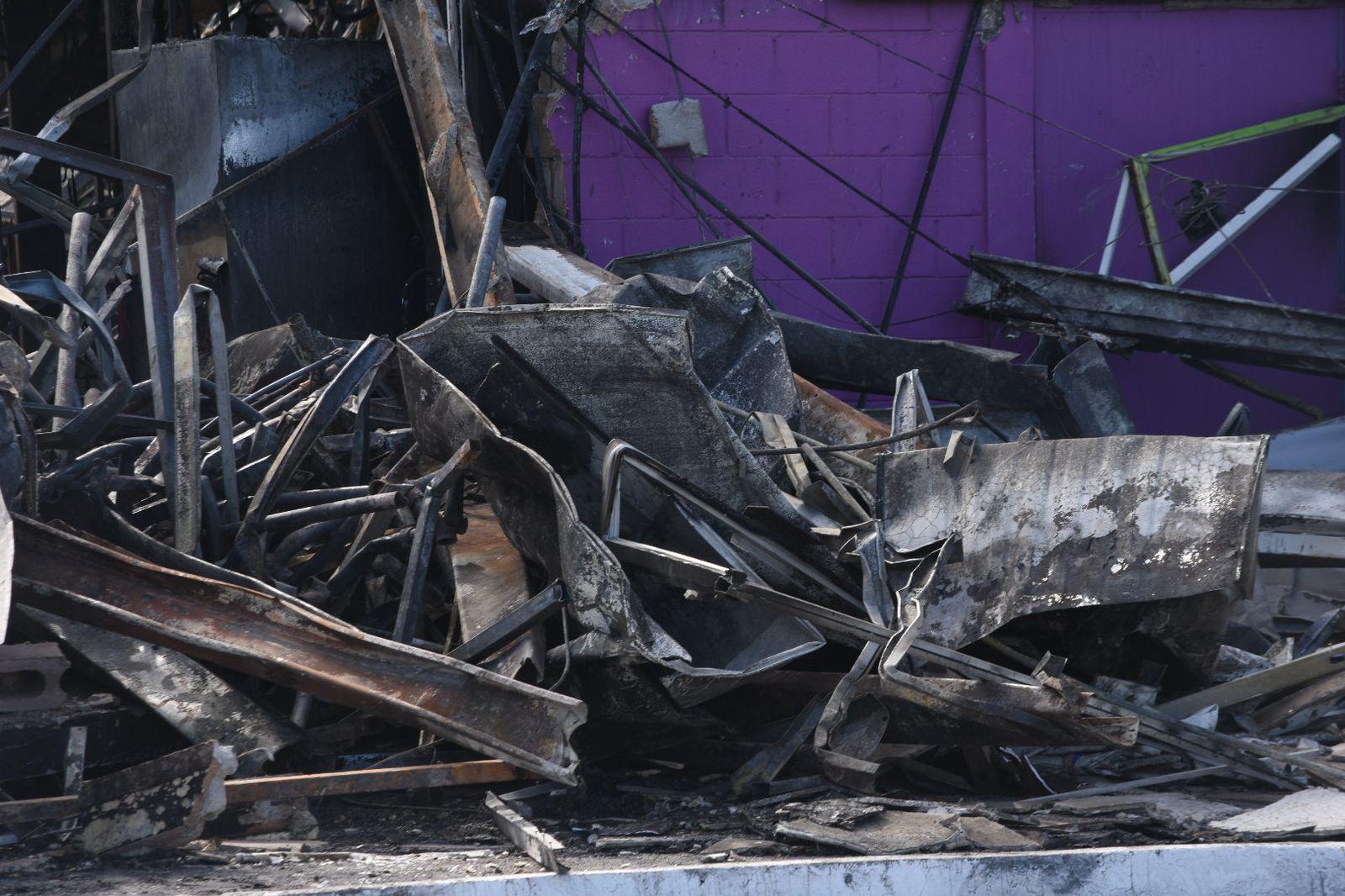 $!Resguarda plaza comercial en Culiacán escombros ennegrecidos por hollín y un olor a ceniza