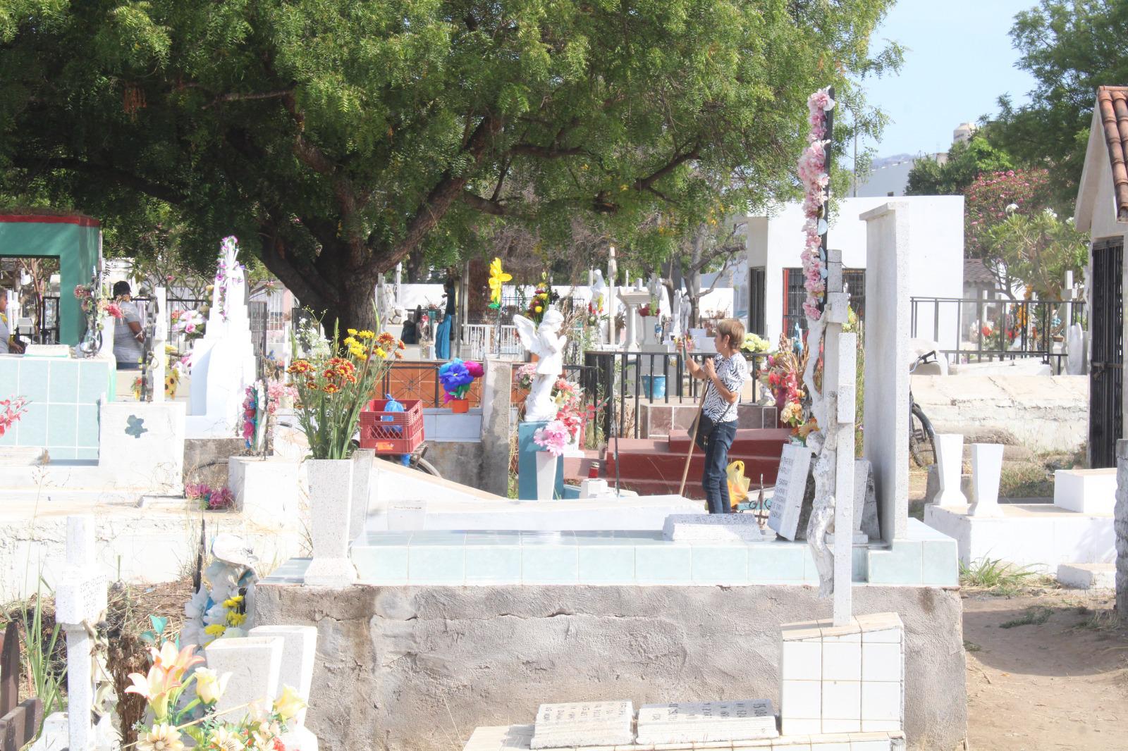 $!Entre flores, plegarias y veladoras, familias visitan a las mamás de Rosario que están en el cielo