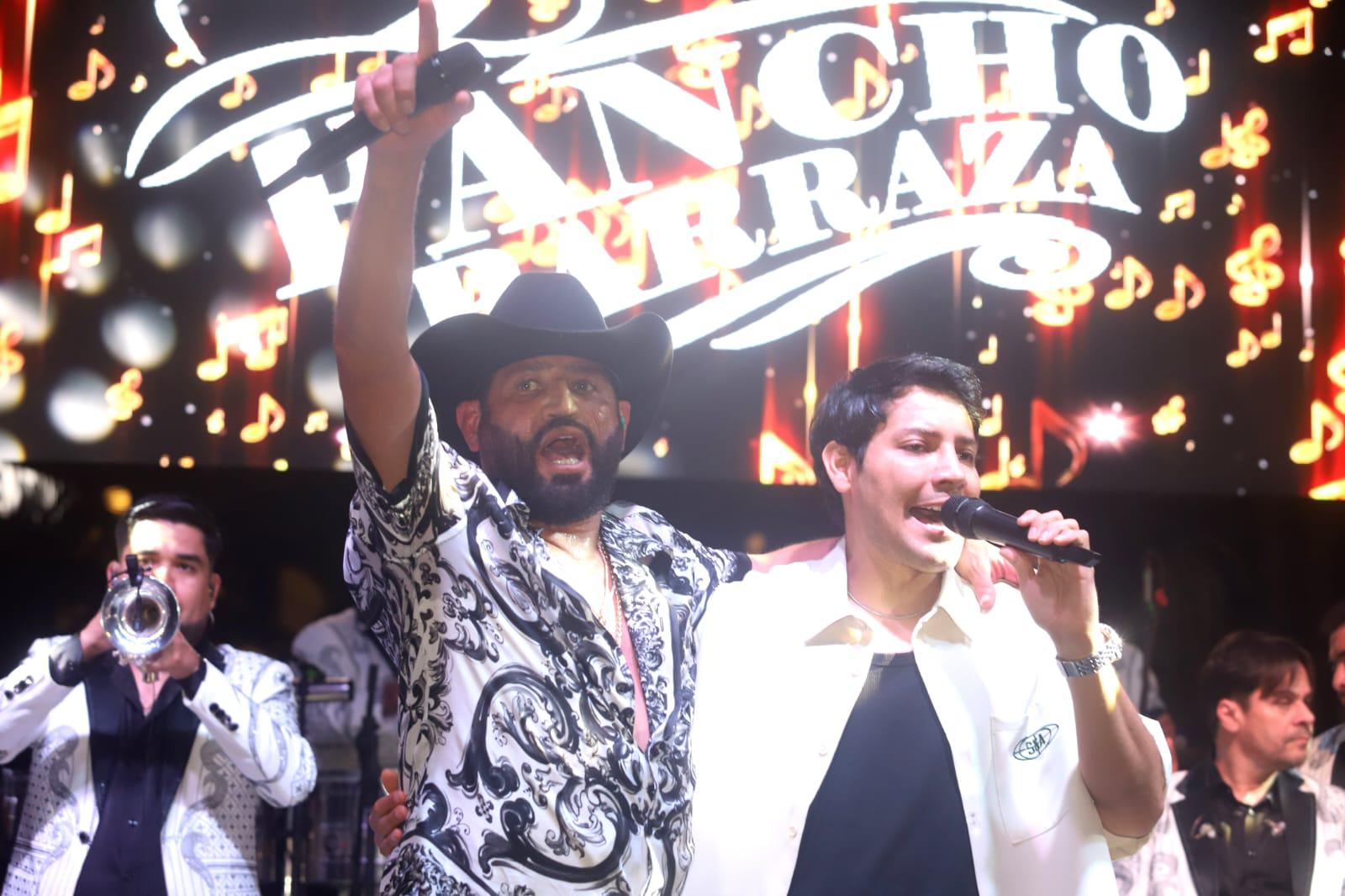 $!Pancho Barraza enamora a Mazatlán con concierto en el malecón