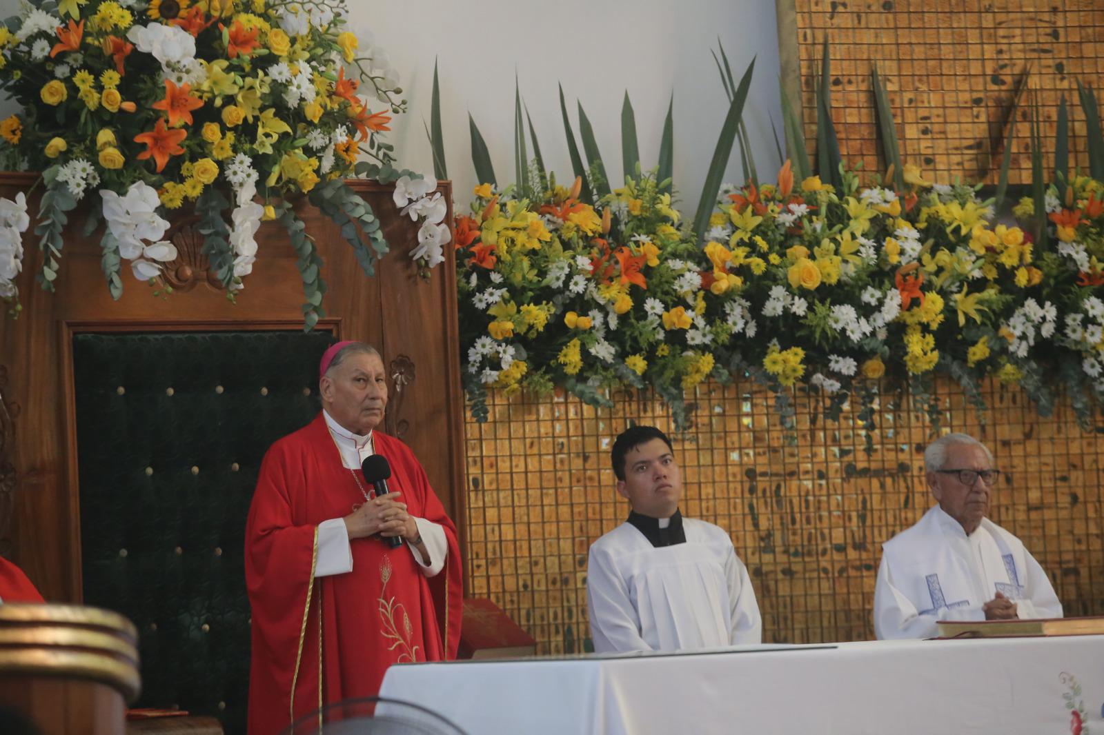 $!El Obispo Mario Espinosa Contreras celebró la misa en honor a San Judas Tadeo en su día.