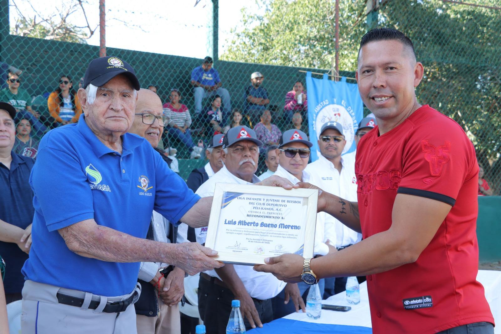 $!Club Deportivo Peli-kanos realizó su inaguración de la Temporada infantil 2025-2026, en honor a Antonio Mora Barrón