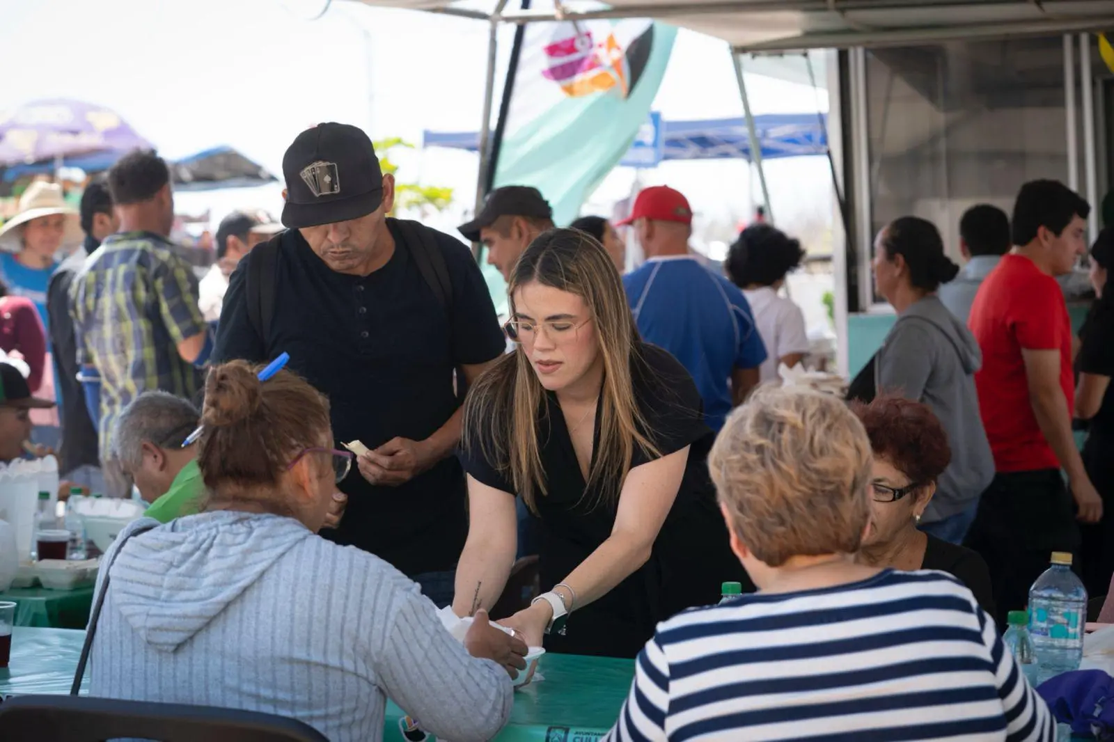 $!Llevan alimento y apoyo a familias en el Hospital General