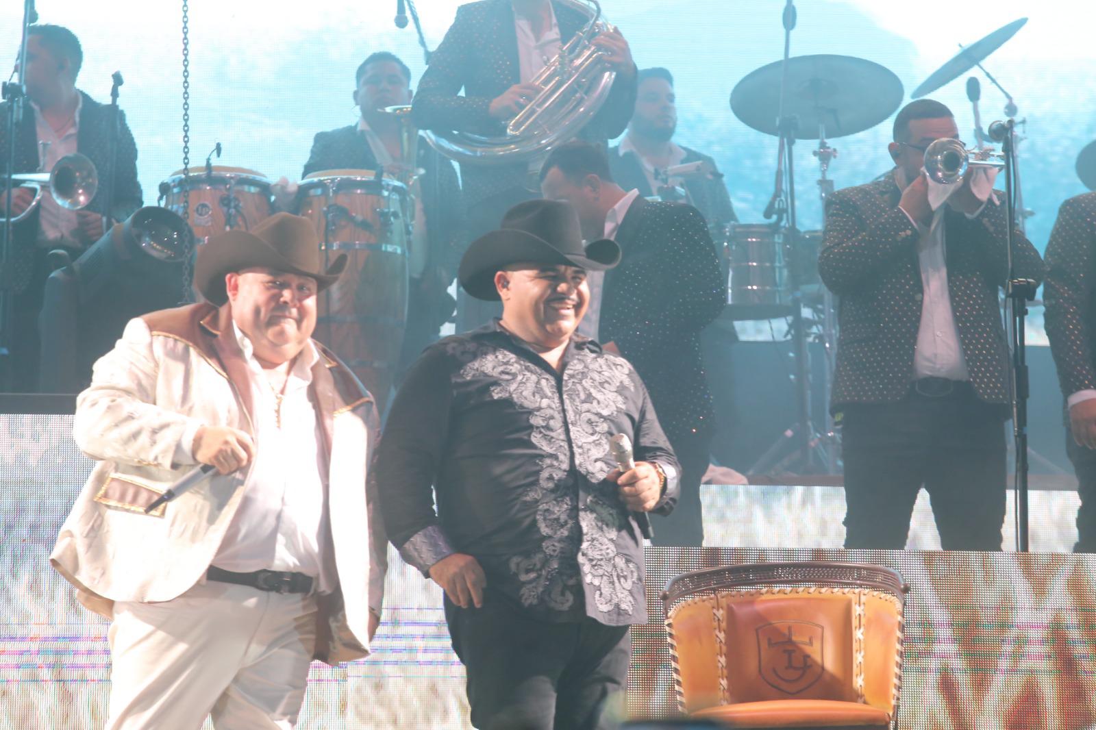 $!El Coyote y Chuy Lizárraga aparecieron en el escenario desatando la euforia del público cuando comenzaron a sonar las primeras notas de ‘El Sinaloense’.