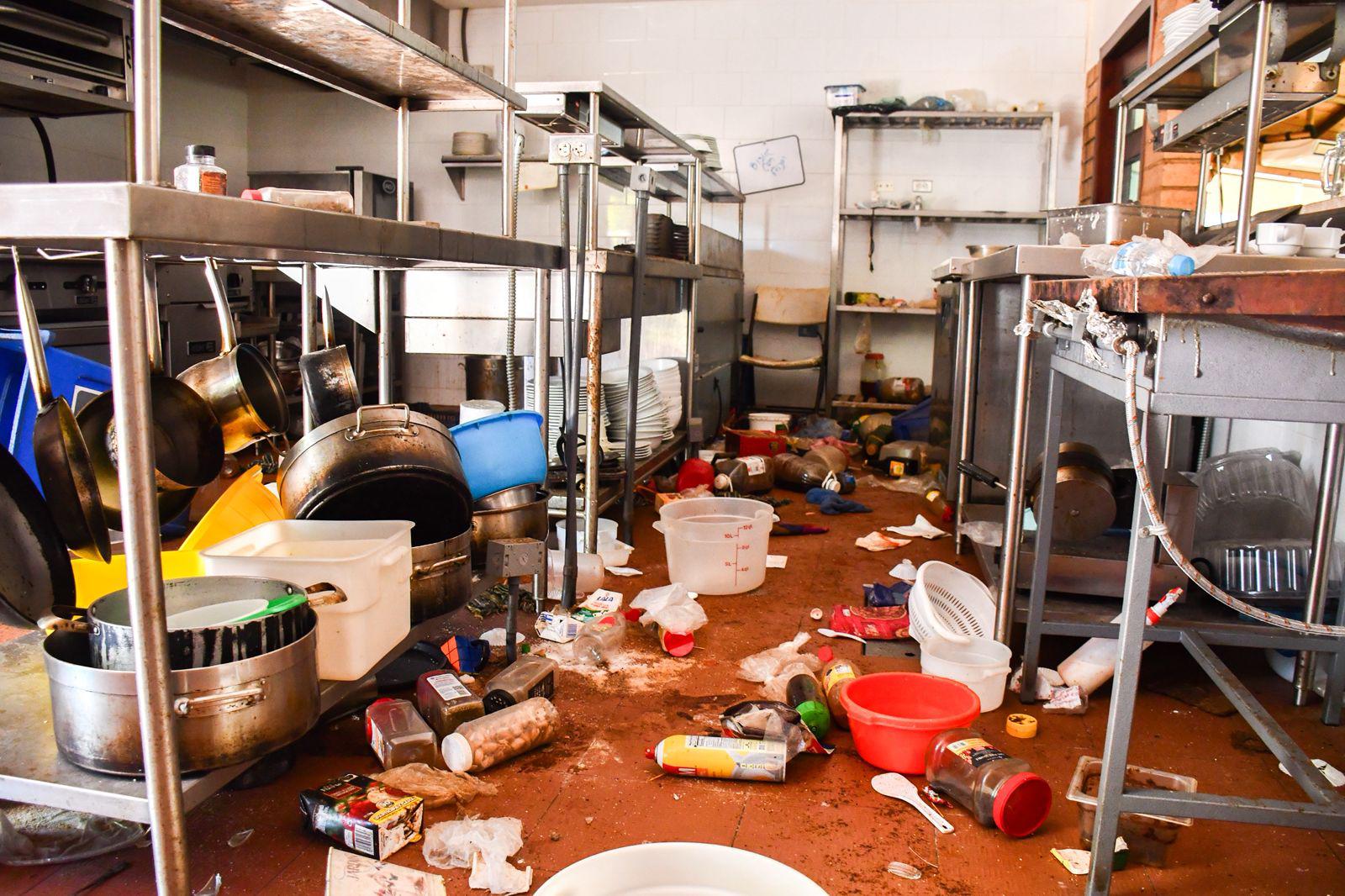 $!Los estragos del ataque armado en Altata: base sindical baleada y un hotel devastado por las llamas