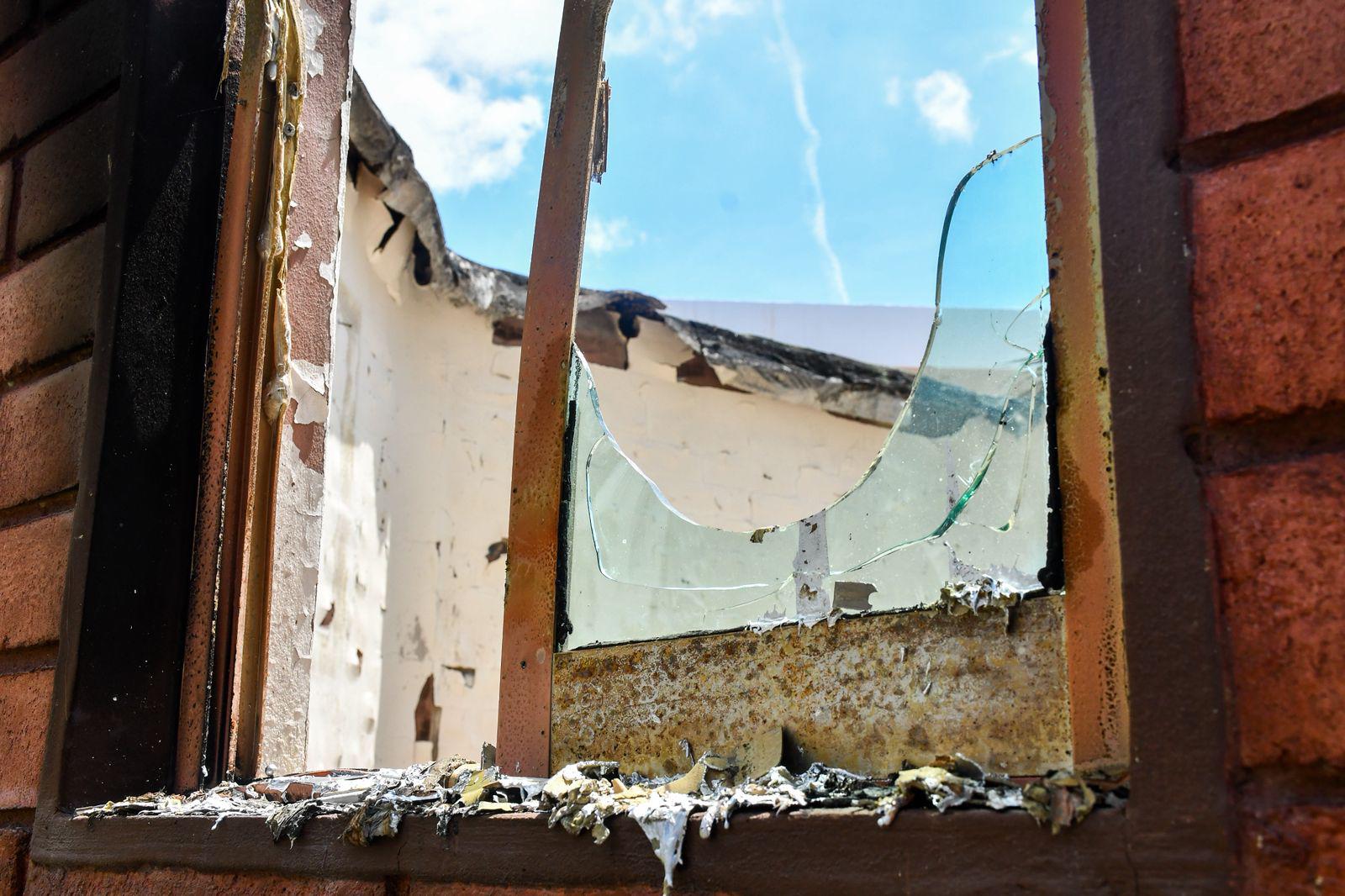 $!Los estragos del ataque armado en Altata: base sindical baleada y un hotel devastado por las llamas