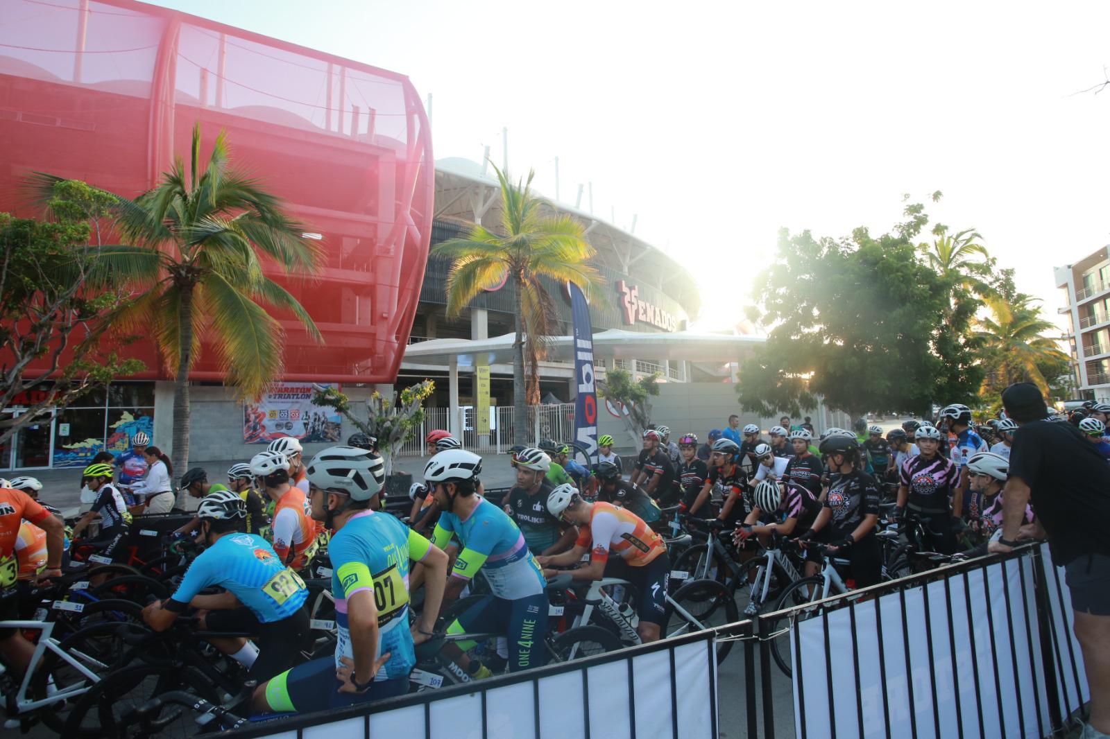 $!Parten ciclistas a conquistar la cumbre de Santa Rita