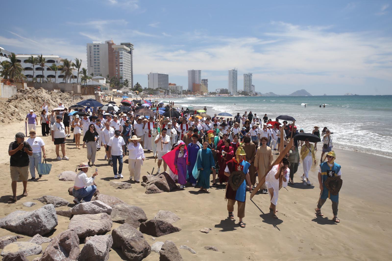 $!Viven con pasión fieles de San Judas el tradicional Viacrucis por la playa