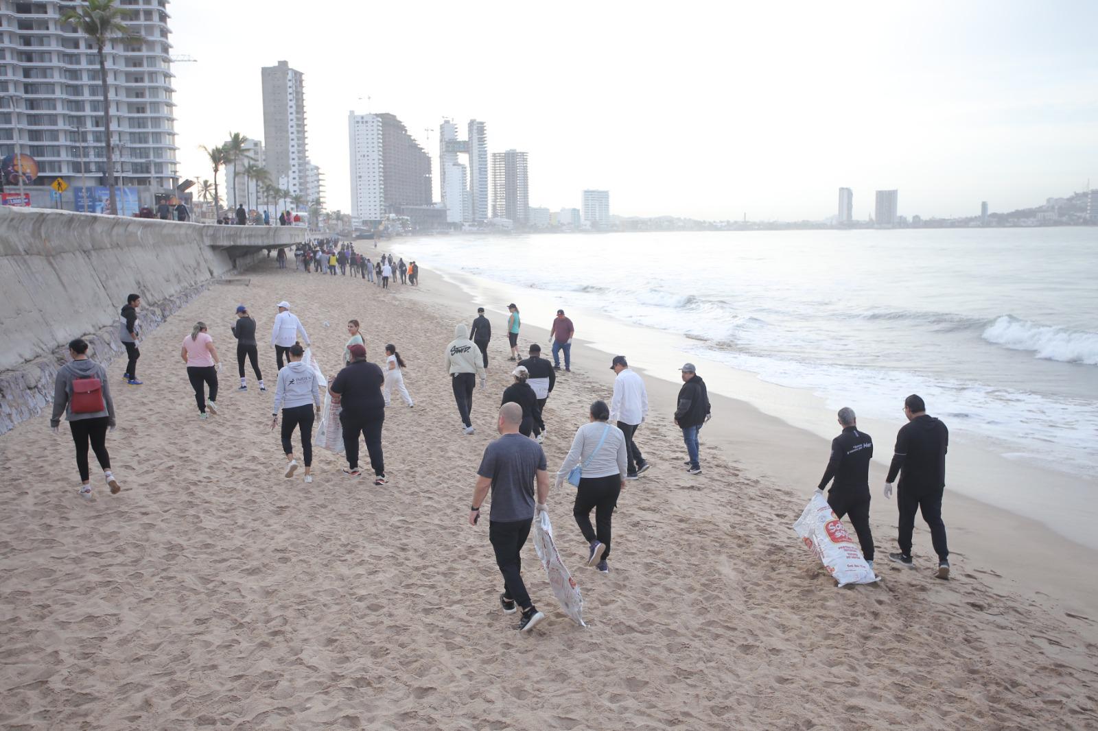 $!Decenas de estudiantes se unen a una nueva jornada de limpieza de playas en Mazatlán