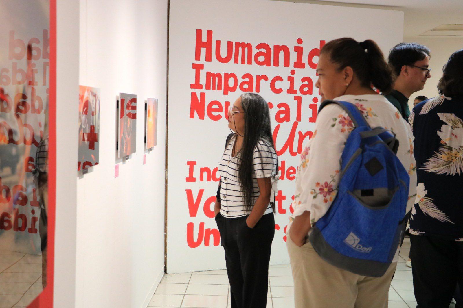 $!Alumnos de la UAdeO aprecian las fotografías.