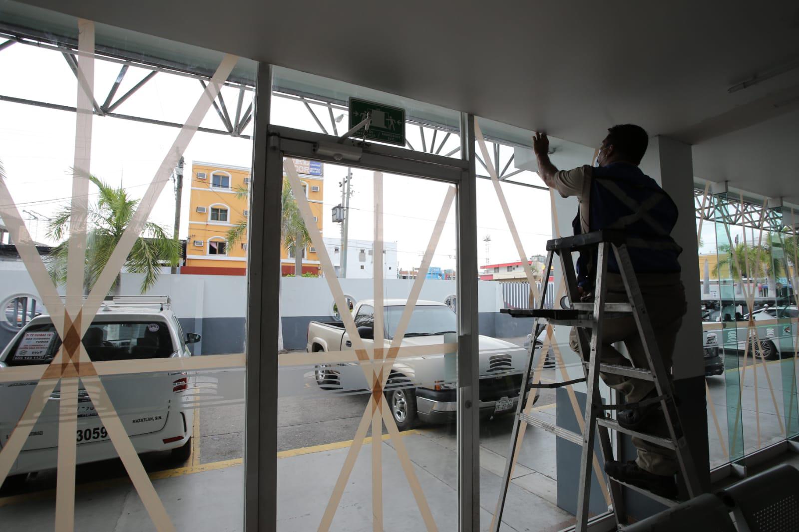 $!Mazatlecos que habitan zonas inundables se preparan para la llegada de ‘Pamela’