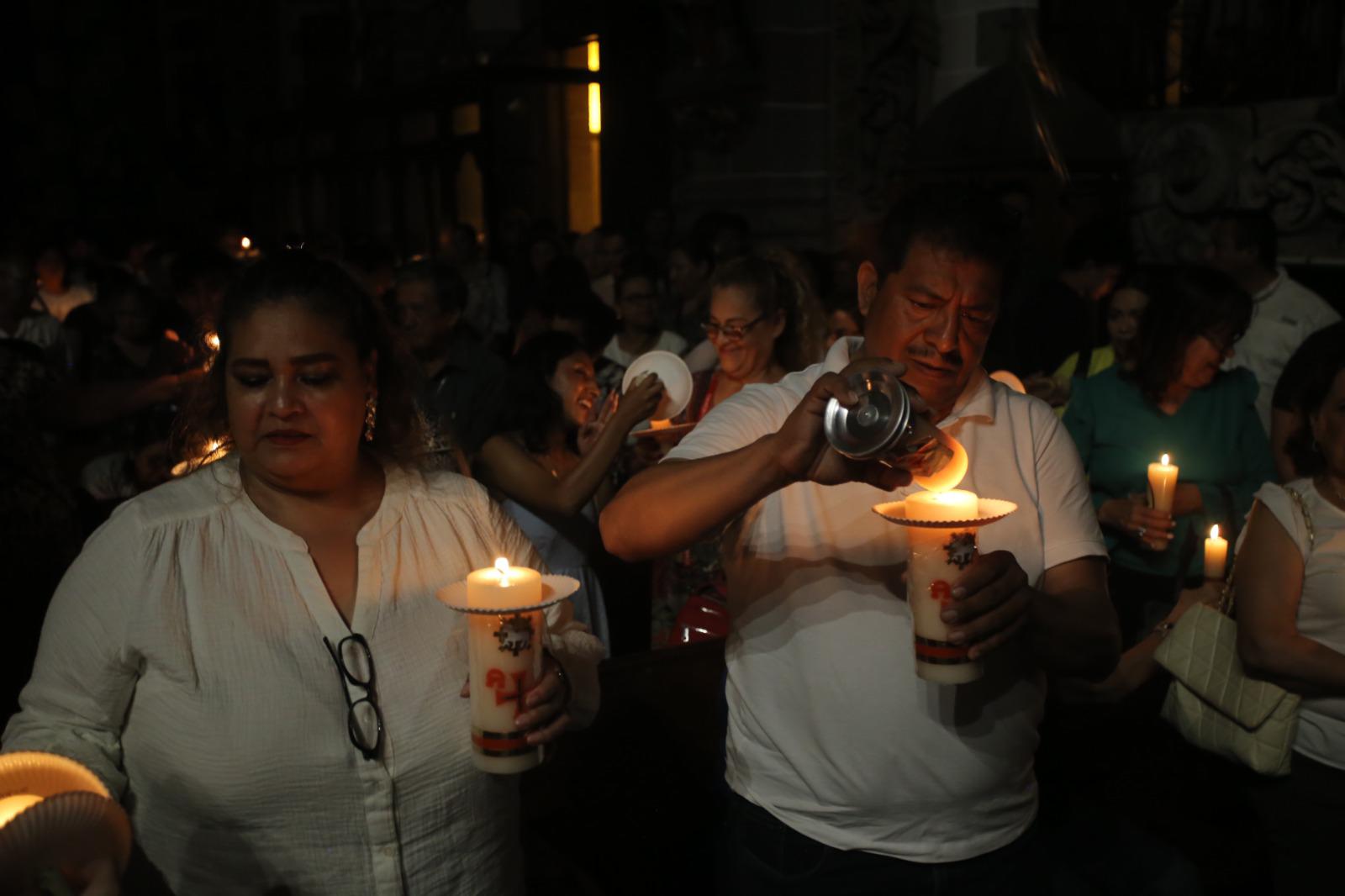 $!Bendición del fuego ilumina la Vigilia Pascual en la Catedral de Mazatlán