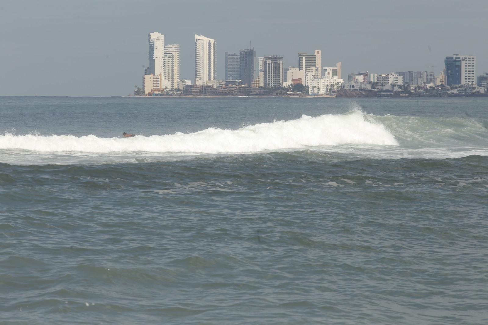 $!Reabren algunos accesos a playas de Mazatlán tras disminuir intensidad del oleaje