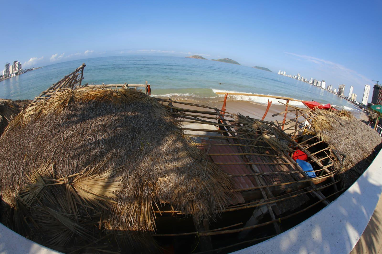 $!Apresuran reapertura de palapas a la orilla de la playa en Mazatlán
