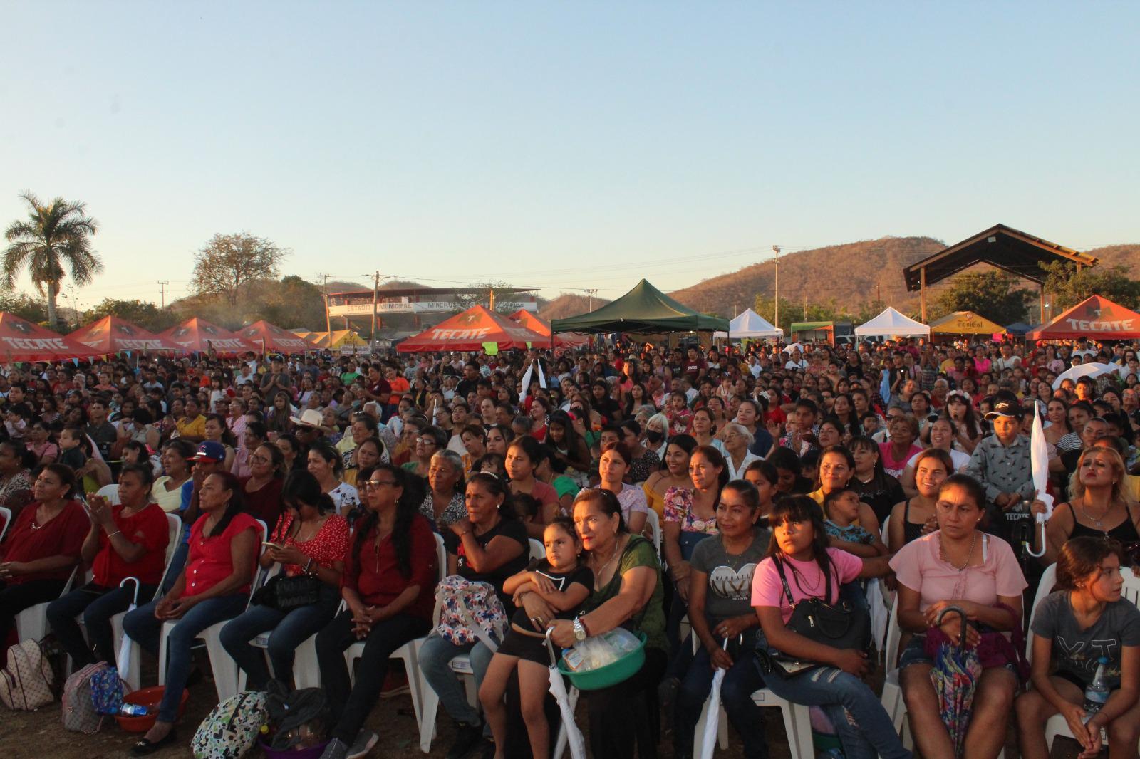 $!Disfrutan mamás festejo con rifa de regalos y elección de reina en Rosario